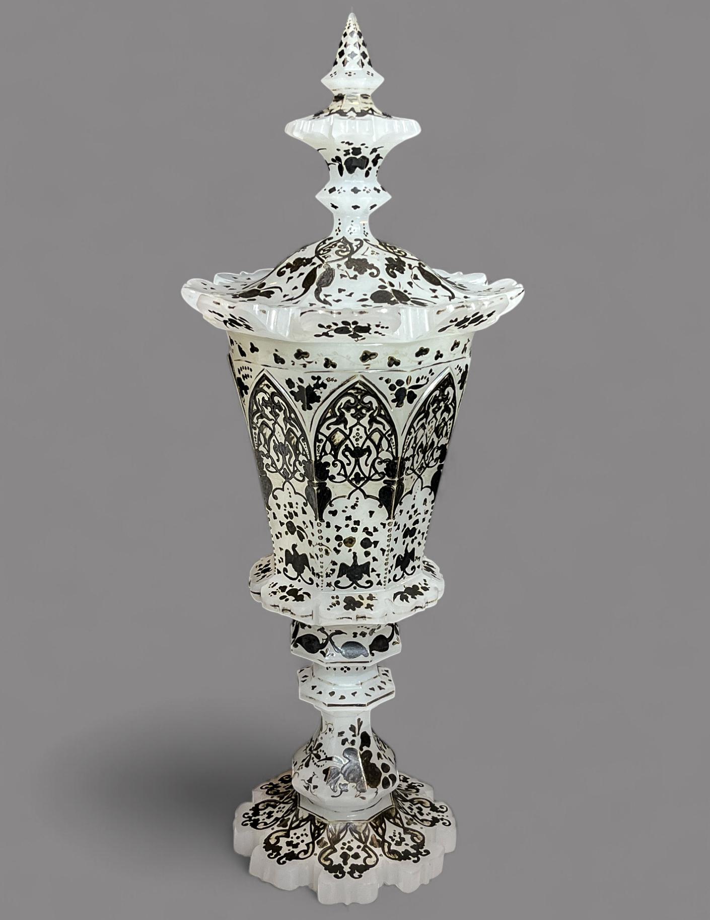 Pokal de cristal opalino plateado y esmaltado del siglo XIX con tapa Bohemio en venta