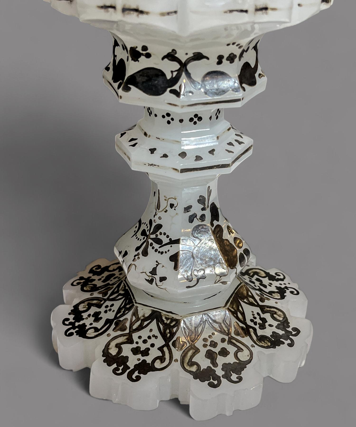 Pokal de cristal opalino plateado y esmaltado del siglo XIX con tapa Pintado a mano en venta