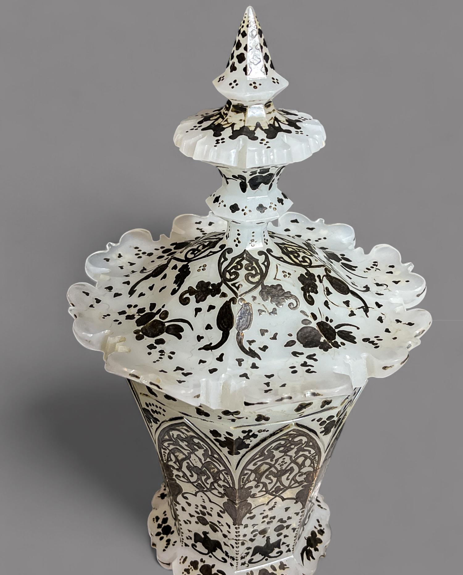 Pokal de cristal opalino plateado y esmaltado del siglo XIX con tapa Silver en venta