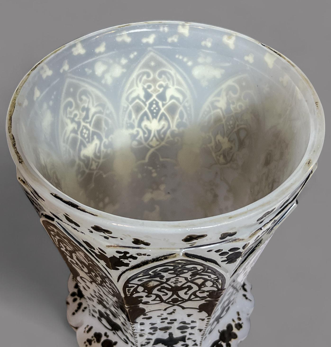 Pokal de cristal opalino plateado y esmaltado del siglo XIX con tapa en venta 2