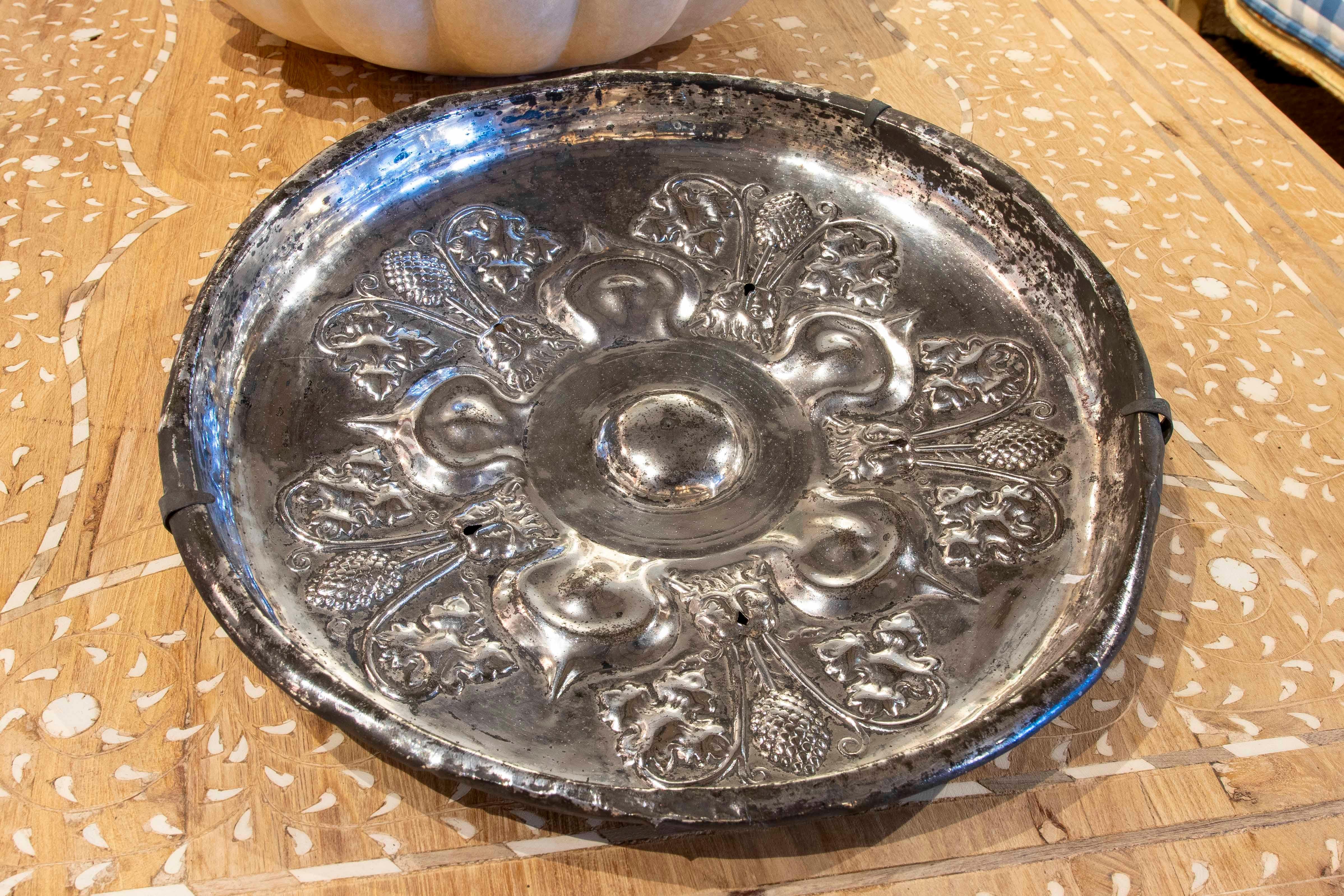 19th Century Silvered Metal Plate with Flower and Face Decoration In Good Condition For Sale In Marbella, ES