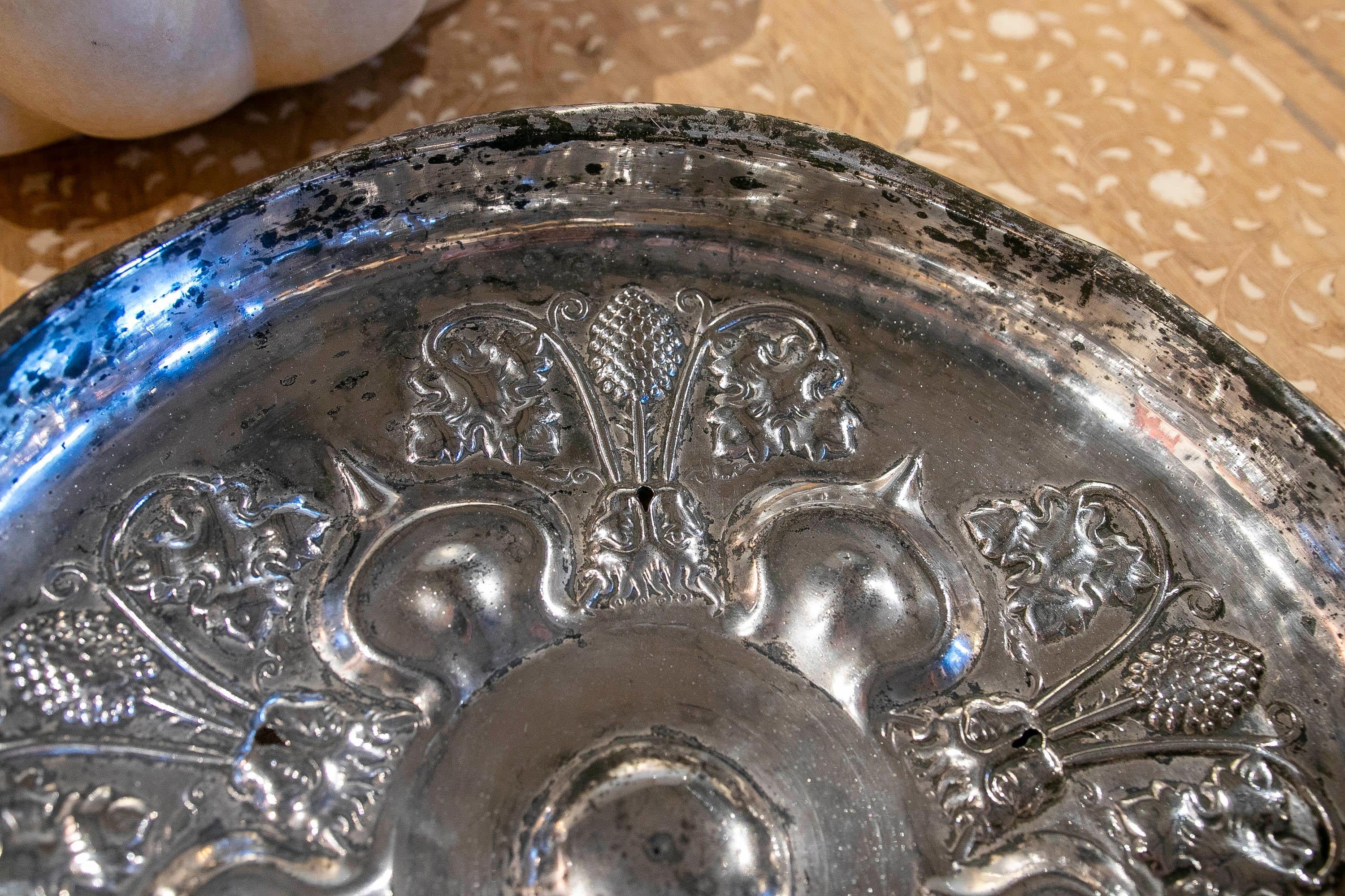 Plaque en métal argenté du XIXe siècle avec décor de fleurs et de visages en vente 1