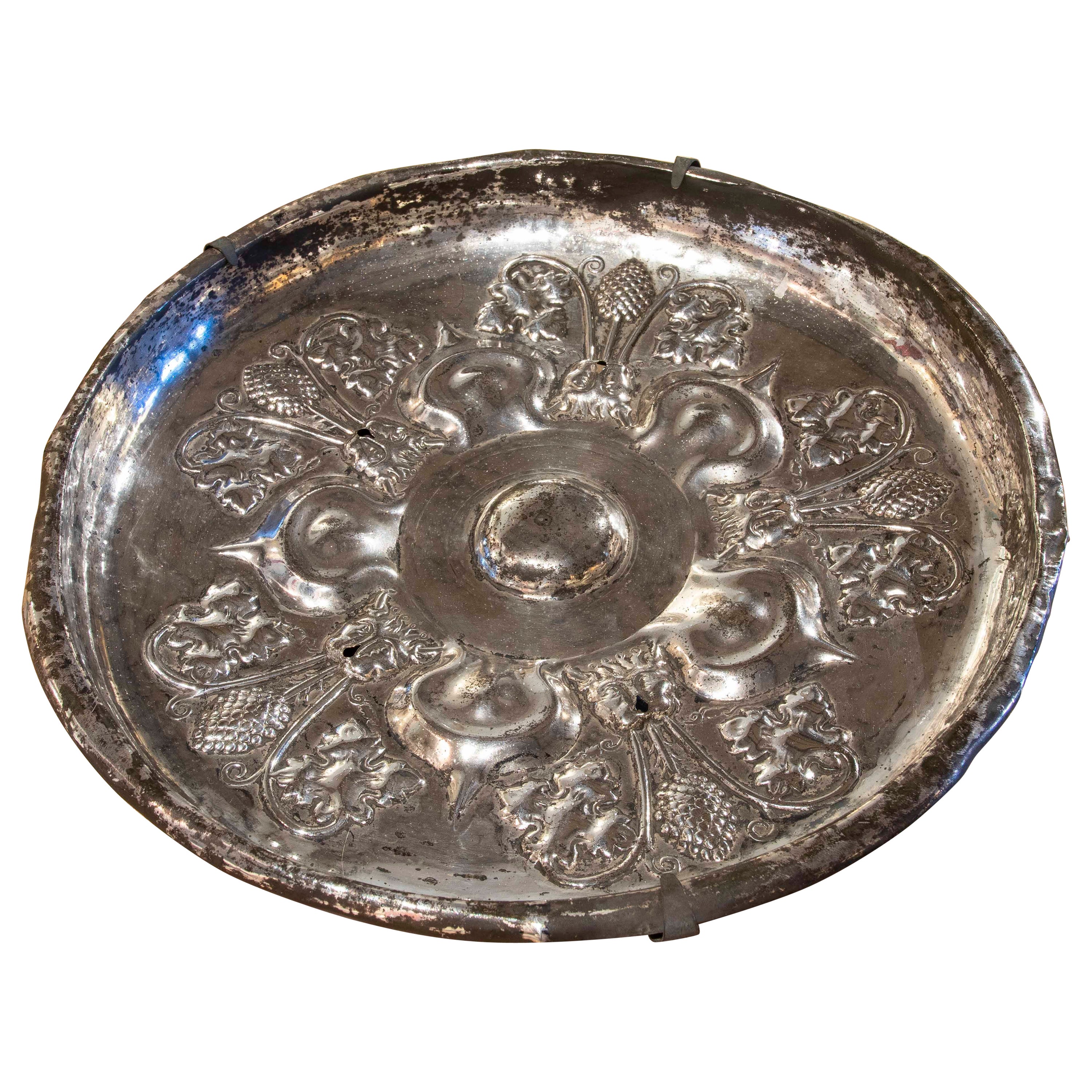 Versilberter Metallteller des 19. Jahrhunderts mit Blumen- und Gesichtsdekor