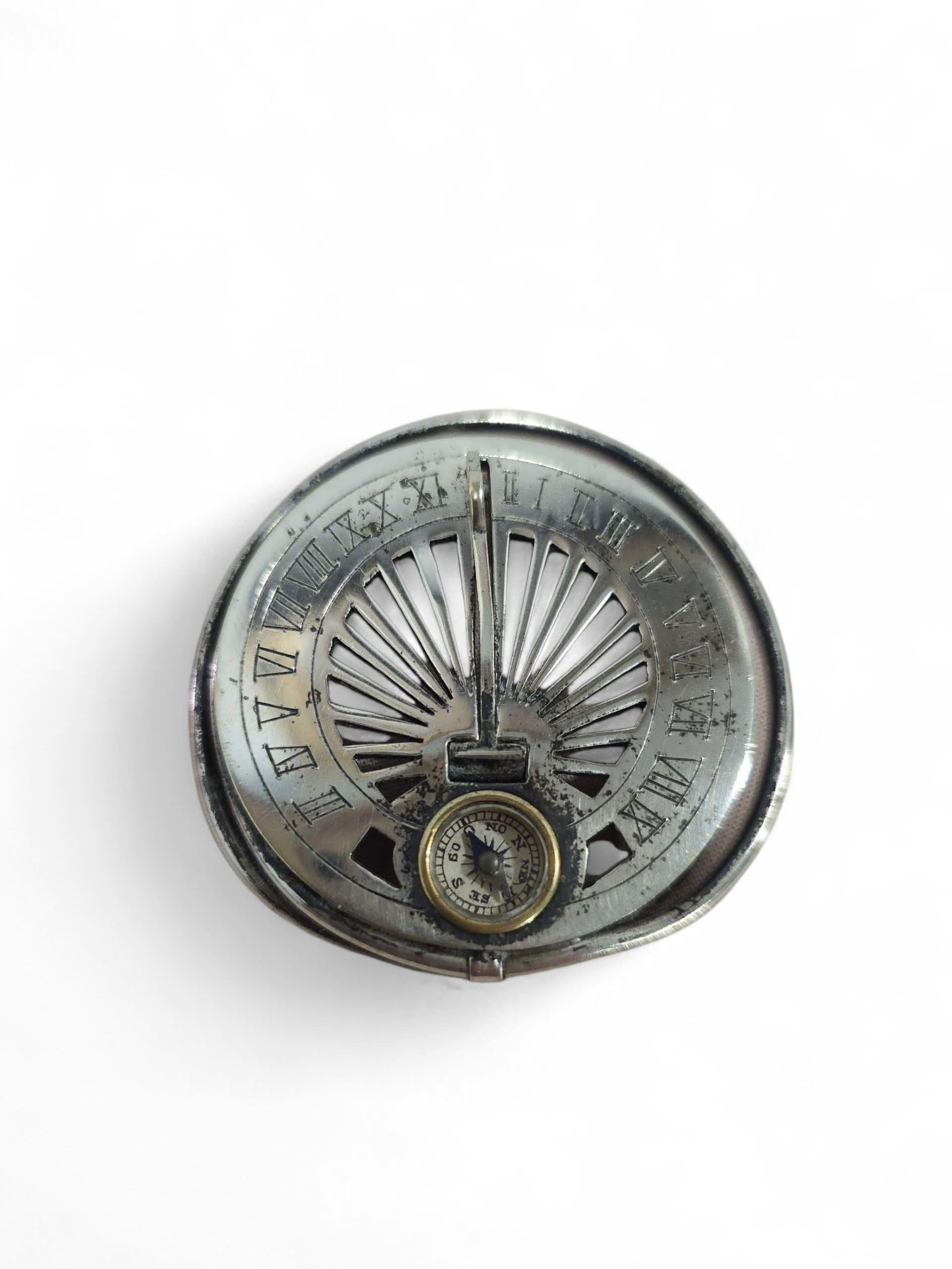Cadran solaire de poche argenté du 19e siècle en vente 6