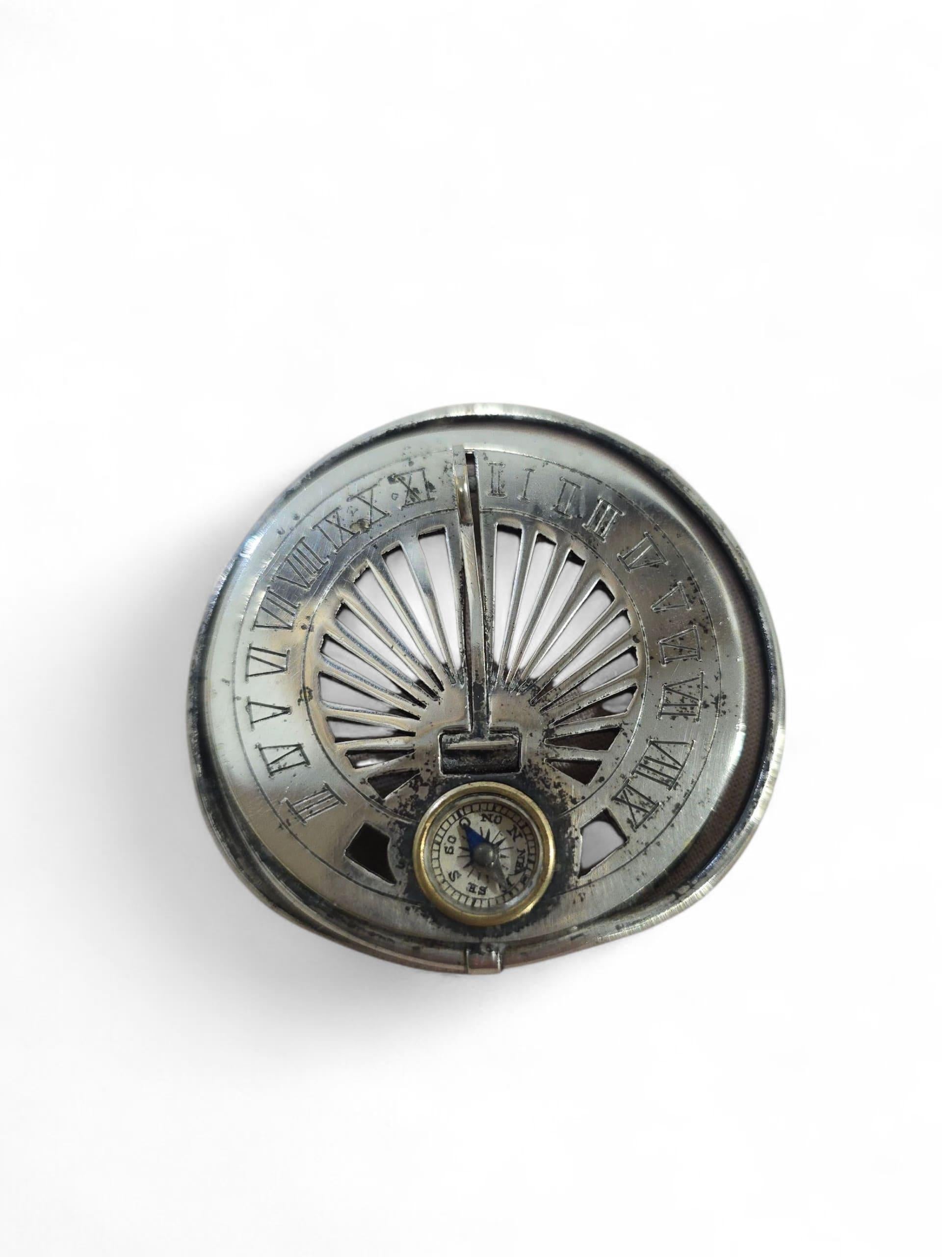 Cadran solaire de poche argenté du 19e siècle en vente 8