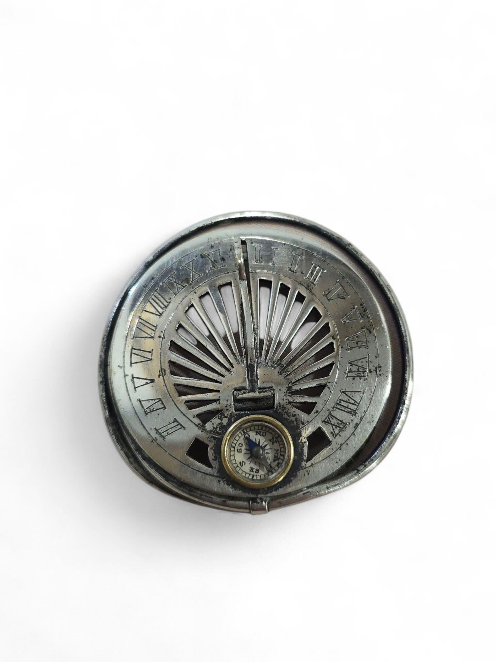 Cadran solaire de poche argenté du 19e siècle en vente 9
