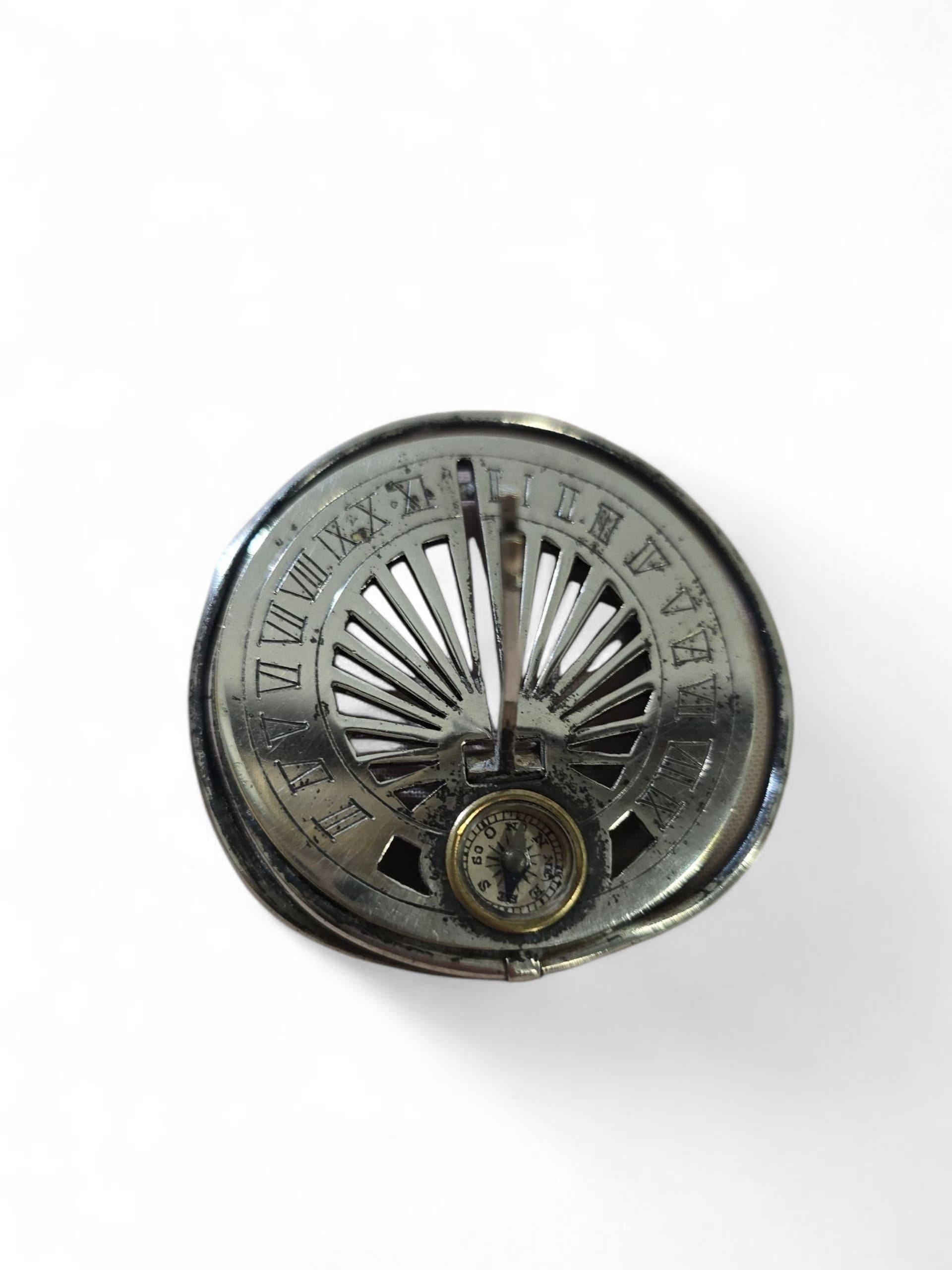 Cadran solaire de poche argenté du 19e siècle Bon état - En vente à Madrid, ES