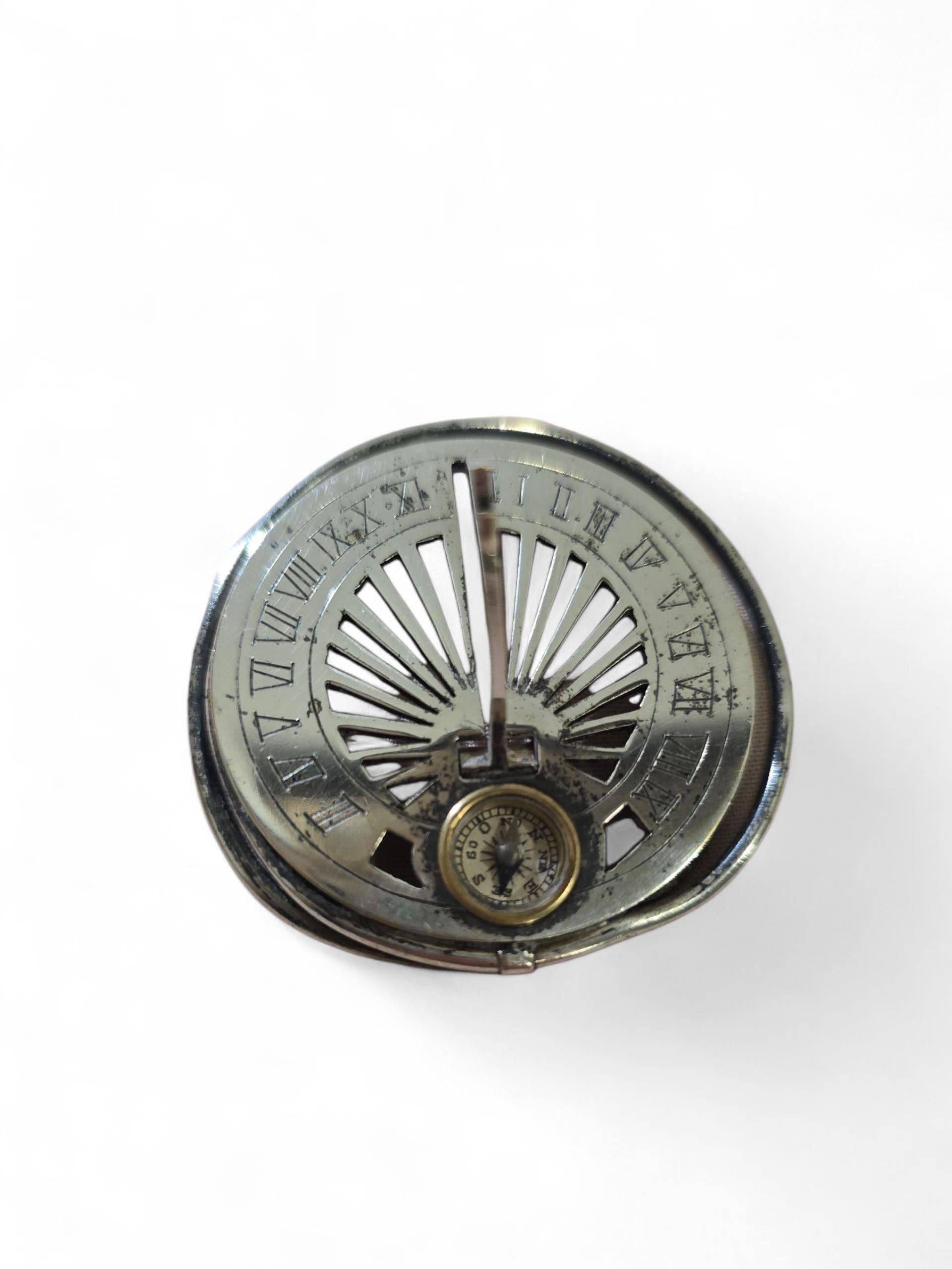 XIXe siècle Cadran solaire de poche argenté du 19e siècle en vente