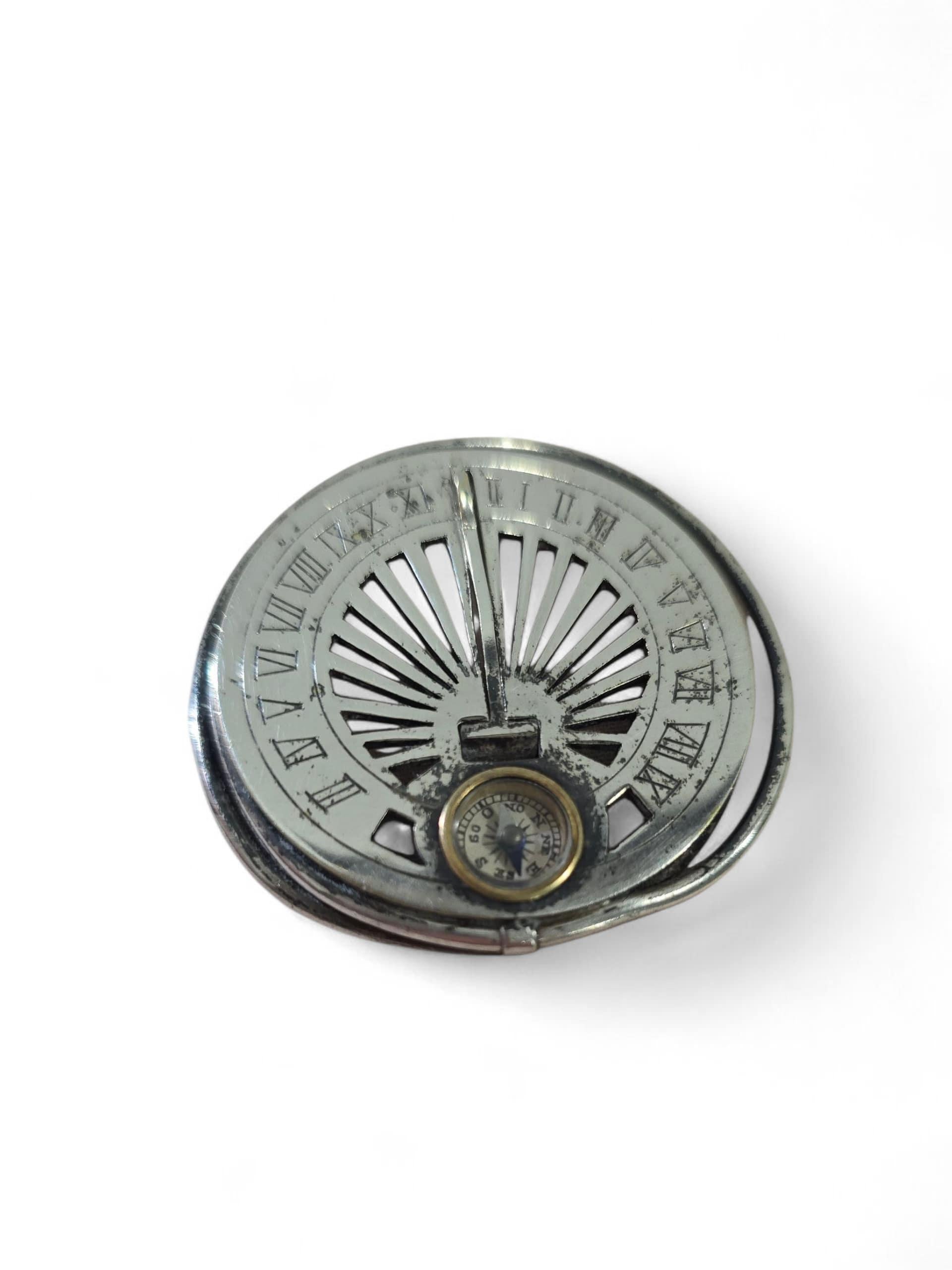 Cadran solaire de poche argenté du 19e siècle en vente 3