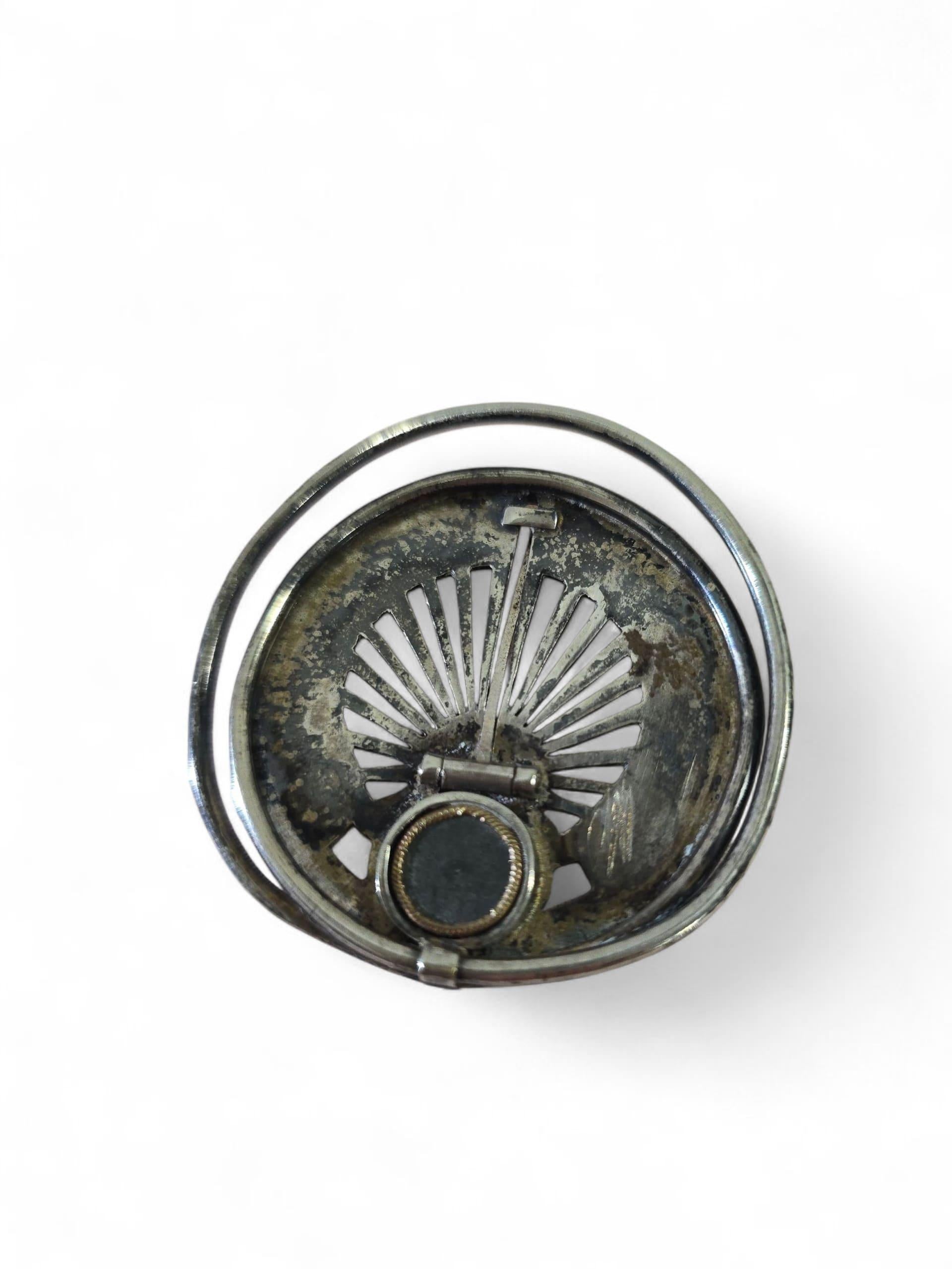 Cadran solaire de poche argenté du 19e siècle en vente 4