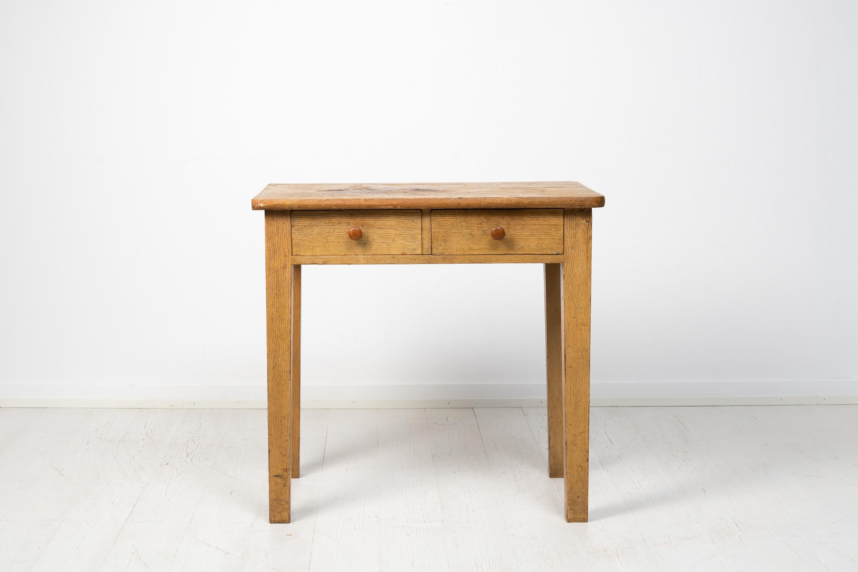 Table d'art populaire suédois primitif fabriquée au début des années 1800. La table a une construction simple avec un cadre solide, des pieds droits et des tiroirs simples. La peinture est originale et une fausse peinture qui imite le bouleau.

La