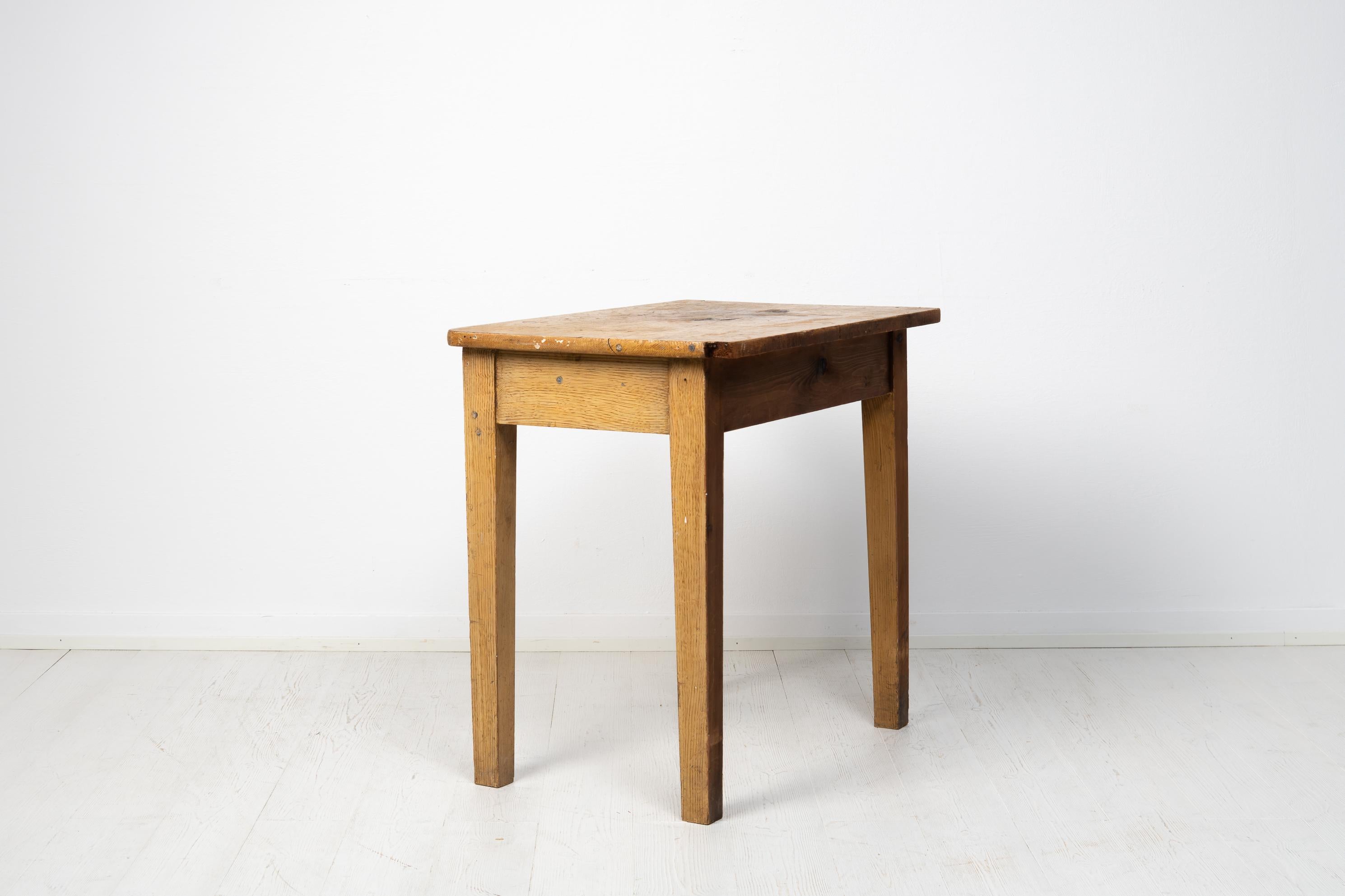 19th Century Simple Swedish Faux Paint Side Table In Good Condition For Sale In Kramfors, SE