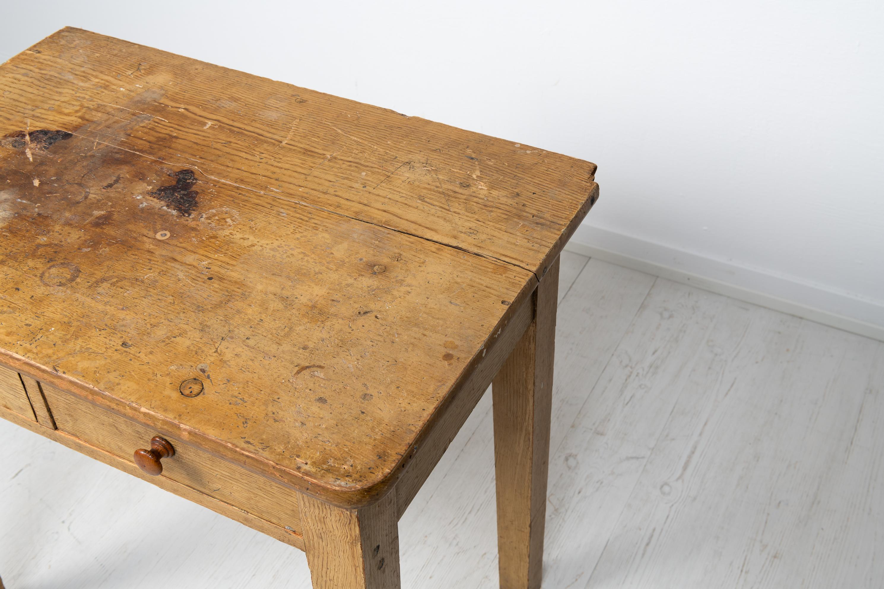 19th Century Simple Swedish Faux Paint Side Table For Sale 3