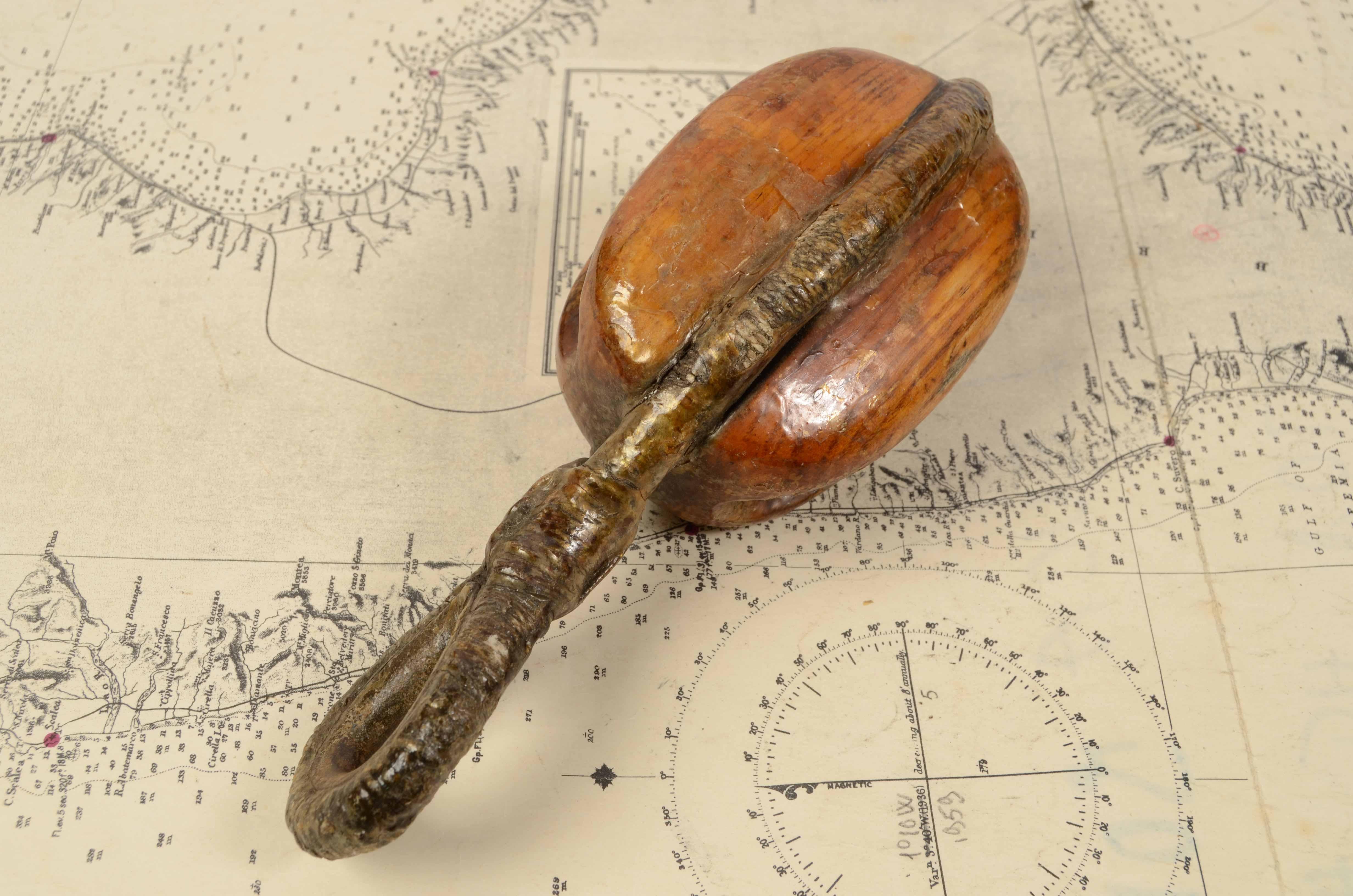 Simple block made of wood and iron with metal pulley, ovoid hardwood box with two cavities, in which both the pulley and the metal band are pivoted. English manufacture of the mid-19th century good condition. Measures: 7,5 x 7 x 22 cm – 3 x 2.8 x