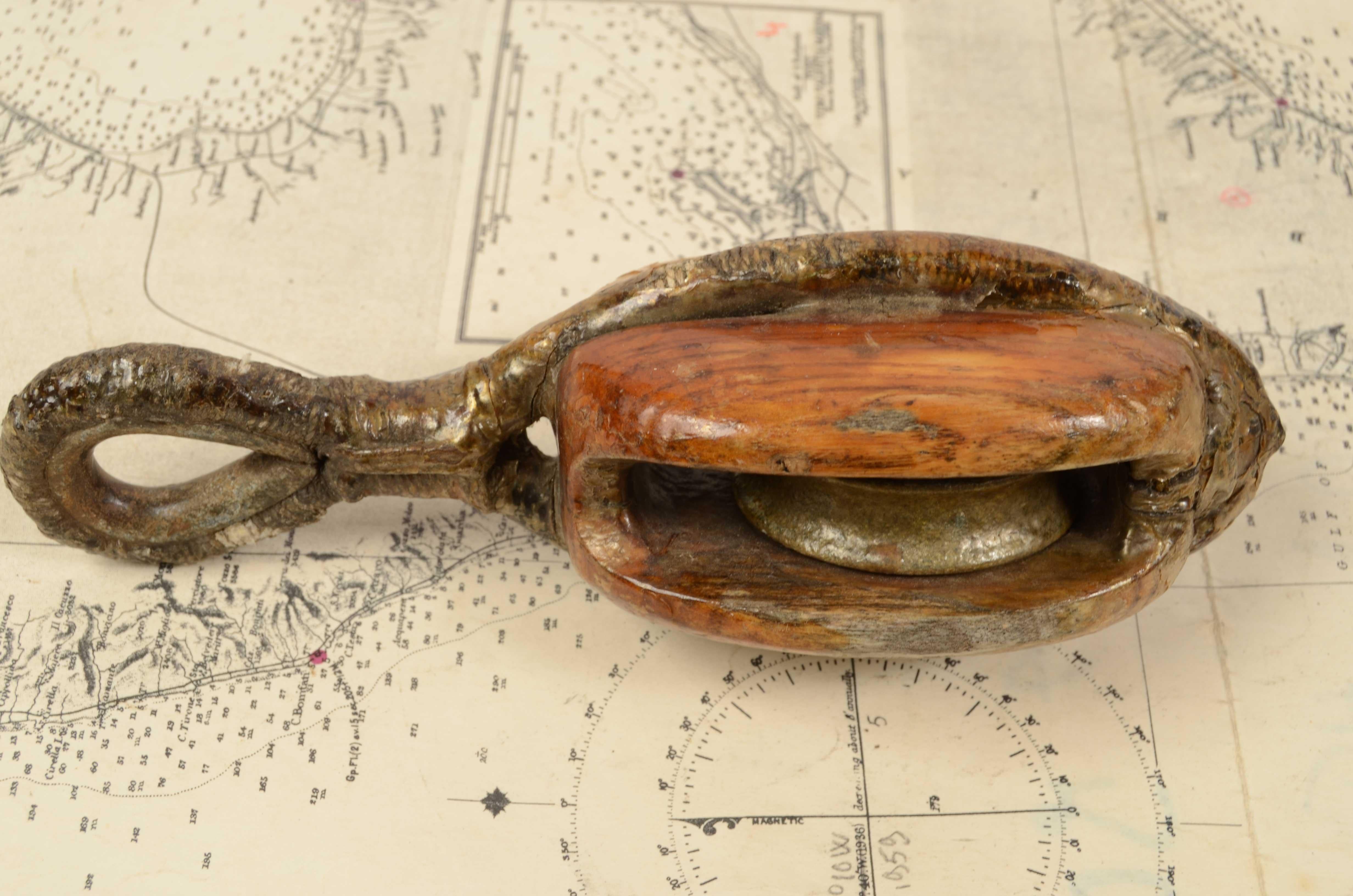 19th Century Simple Wood and Iron Block with Metal Pulley Antique Nautical Item In Good Condition In Milan, IT