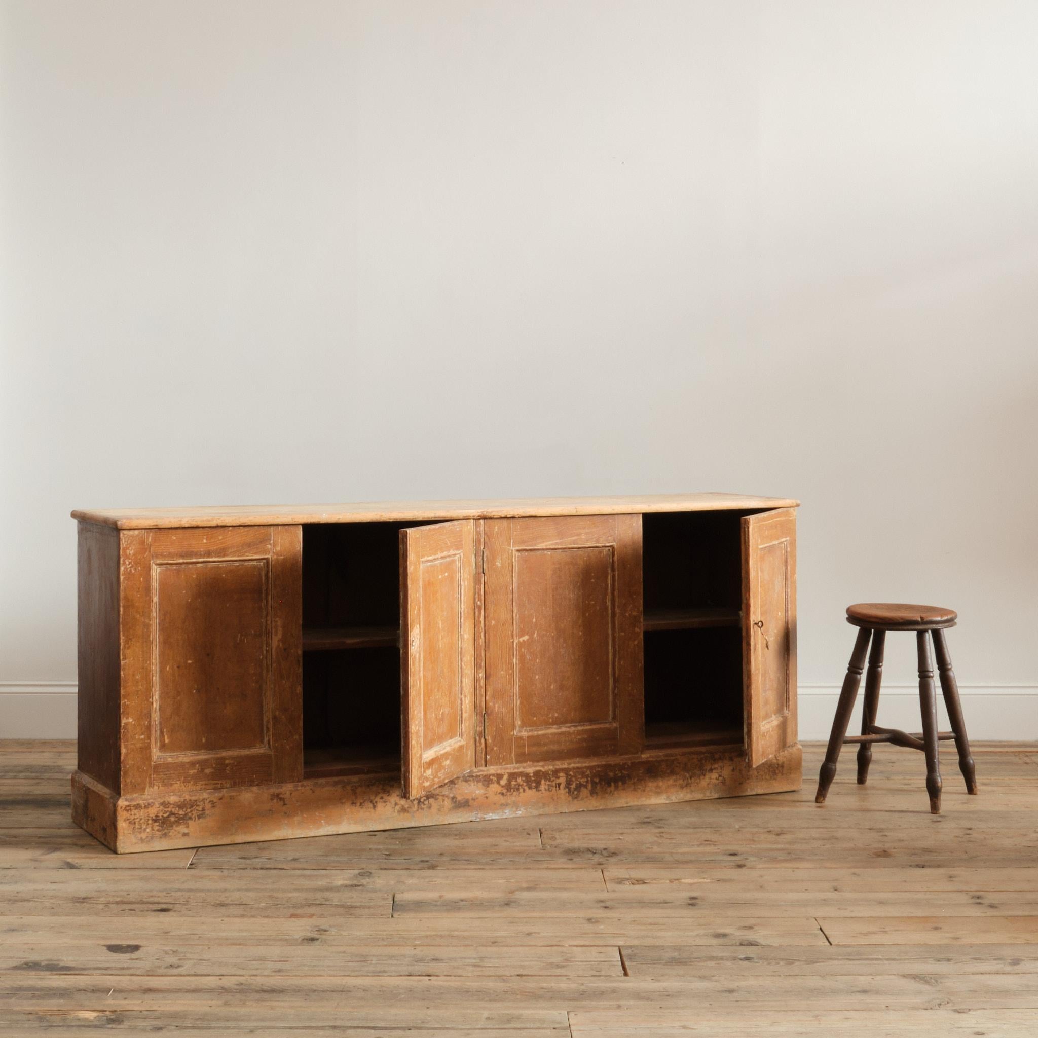 Victorien Base de commode du 19e siècle en simili Oak gratté à sec en vente