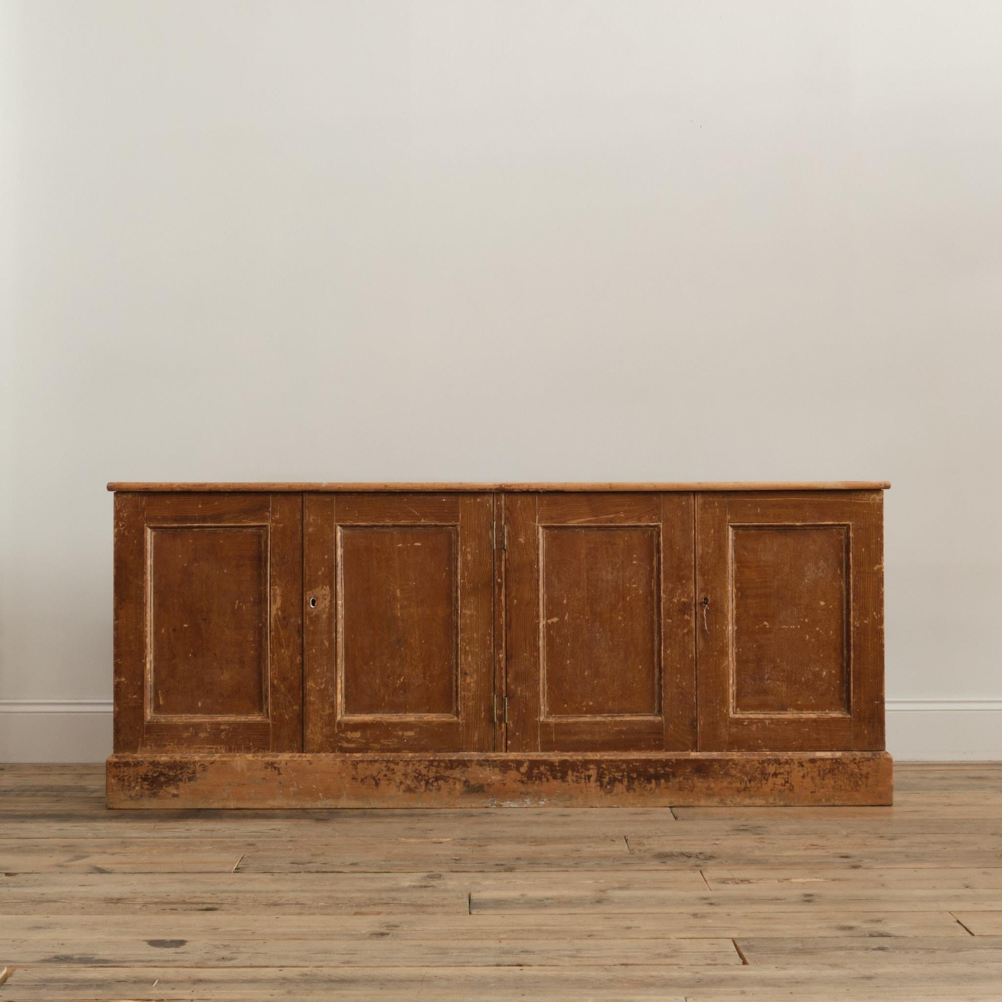 Britannique Base de commode du 19e siècle en simili Oak gratté à sec en vente