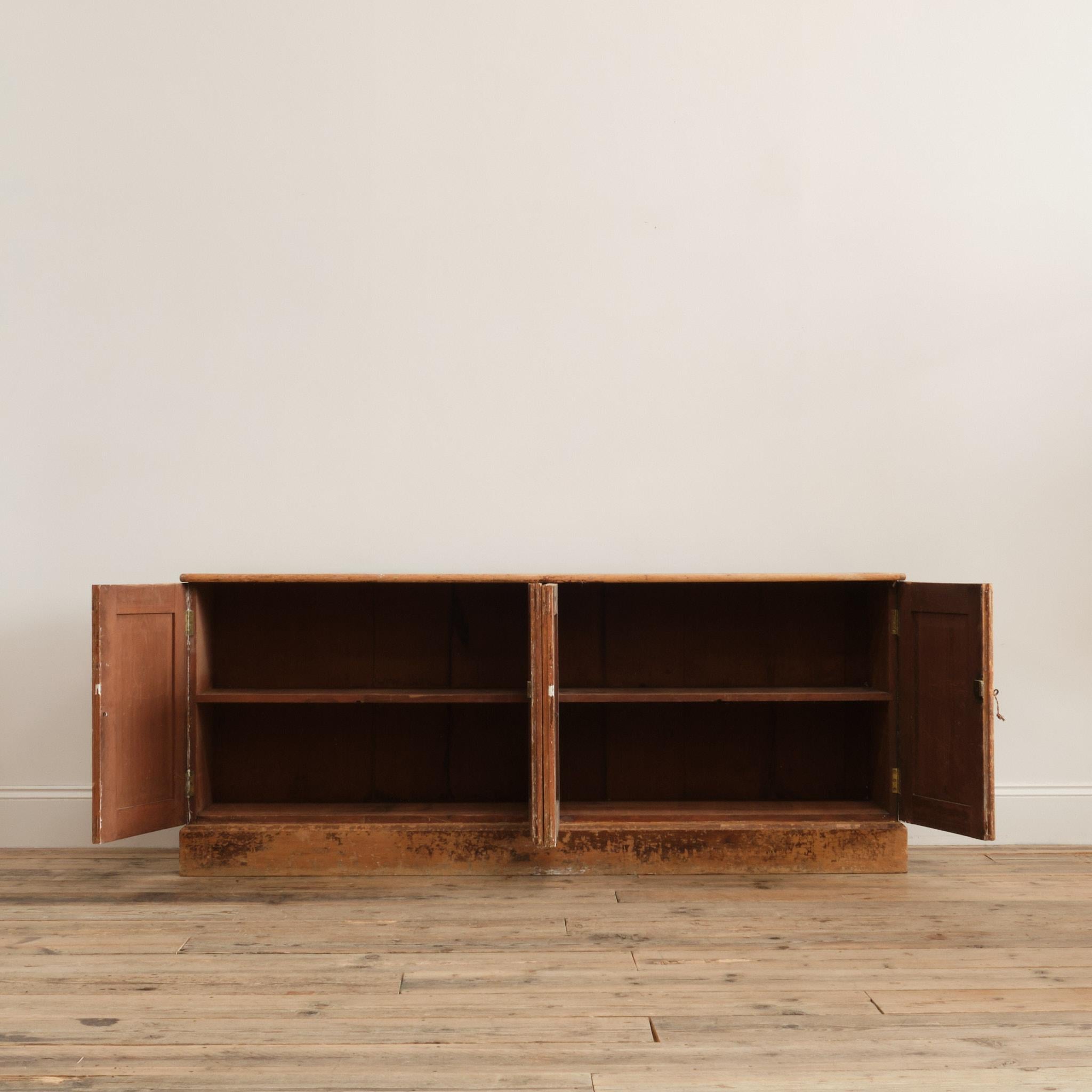 Pin Base de commode du 19e siècle en simili Oak gratté à sec en vente