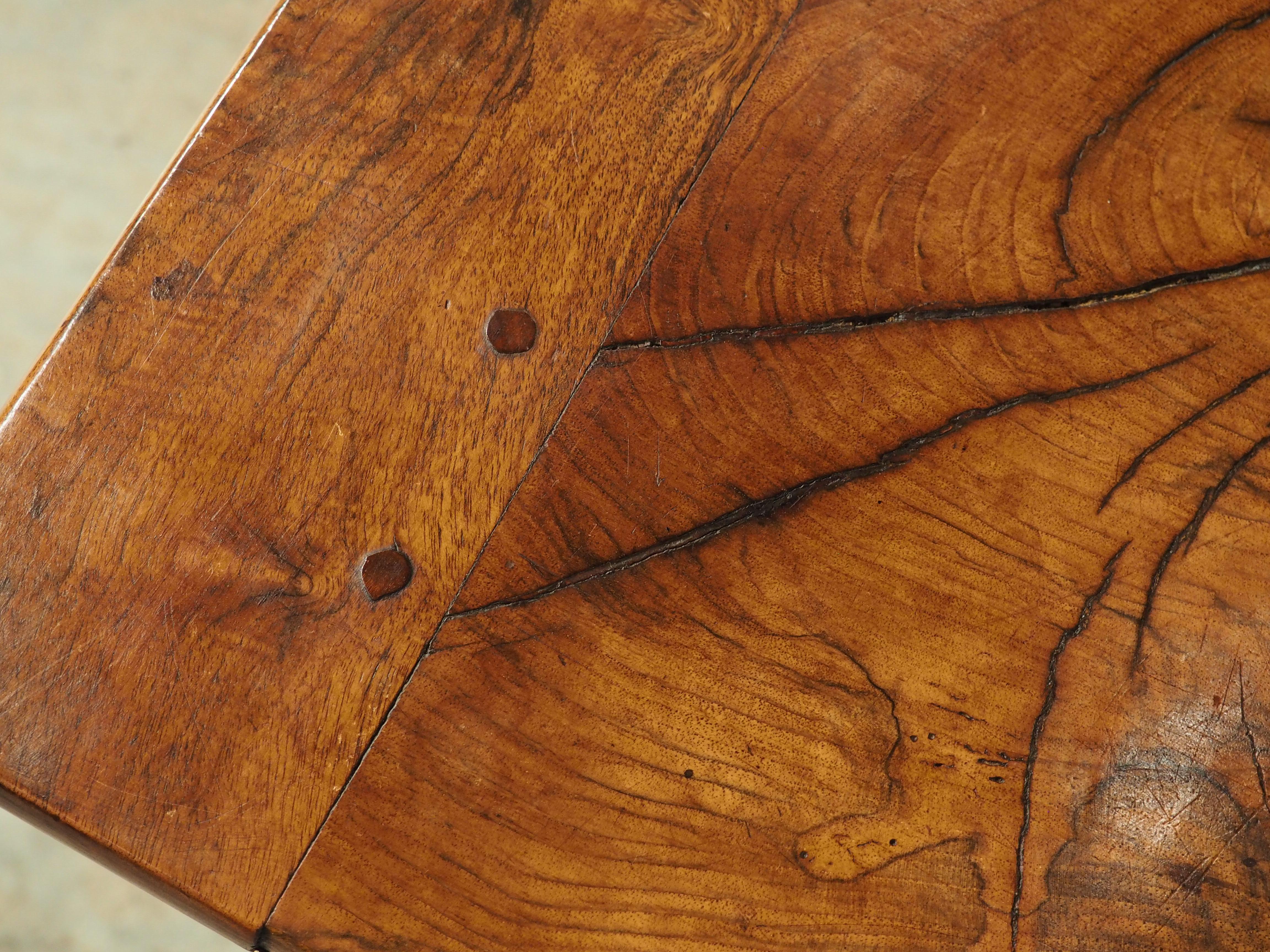 Einzelner Tisch aus Nussbaummaserholz aus der Normandie, Frankreich, 19. (Holz)