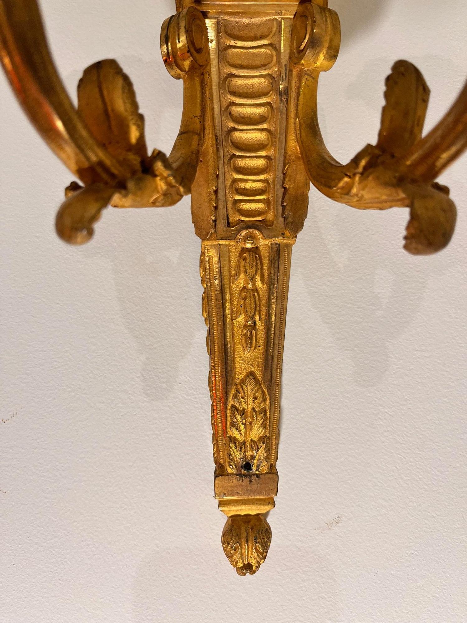 19. Jahrhundert Französisch vergoldete Bronze zwei-Kerze Wandleuchter Louis XVI Stil. im Angebot 6