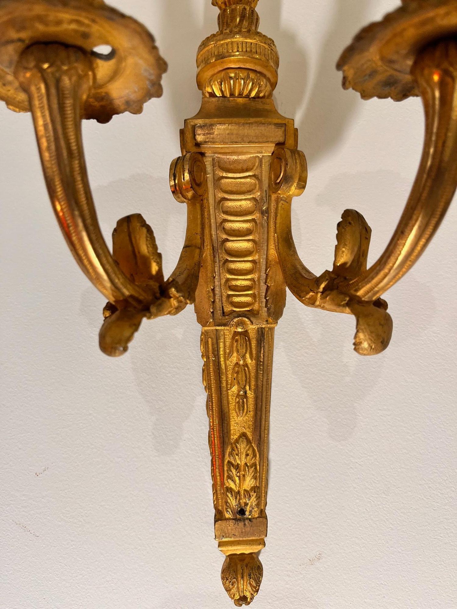 19. Jahrhundert Französisch vergoldete Bronze zwei-Kerze Wandleuchter Louis XVI Stil. im Angebot 7