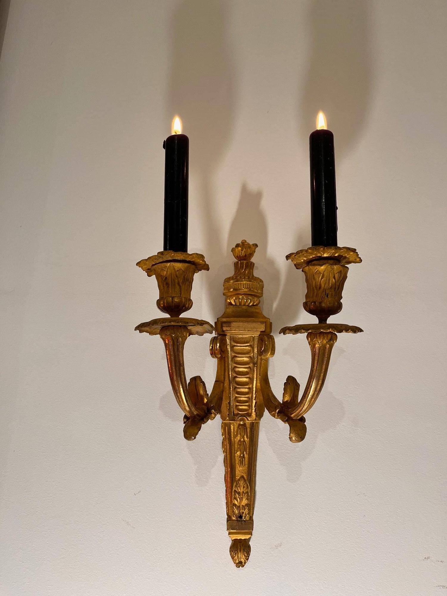 19. Jahrhundert Französisch vergoldete Bronze zwei-Kerze Wandleuchter Louis XVI Stil. im Angebot 8