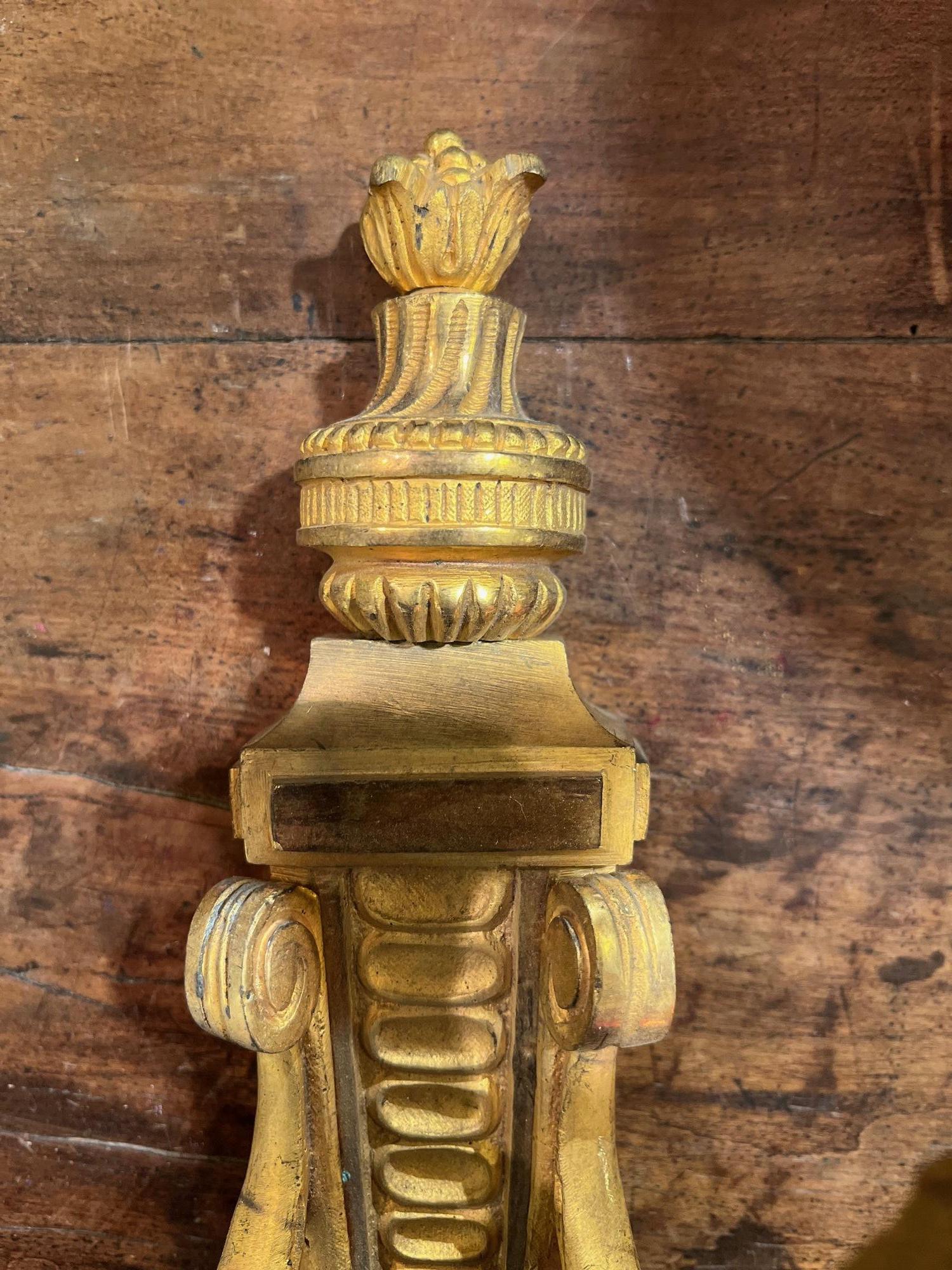 19. Jahrhundert Französisch vergoldete Bronze zwei-Kerze Wandleuchter Louis XVI Stil. im Zustand „Gut“ im Angebot in Madrid, ES