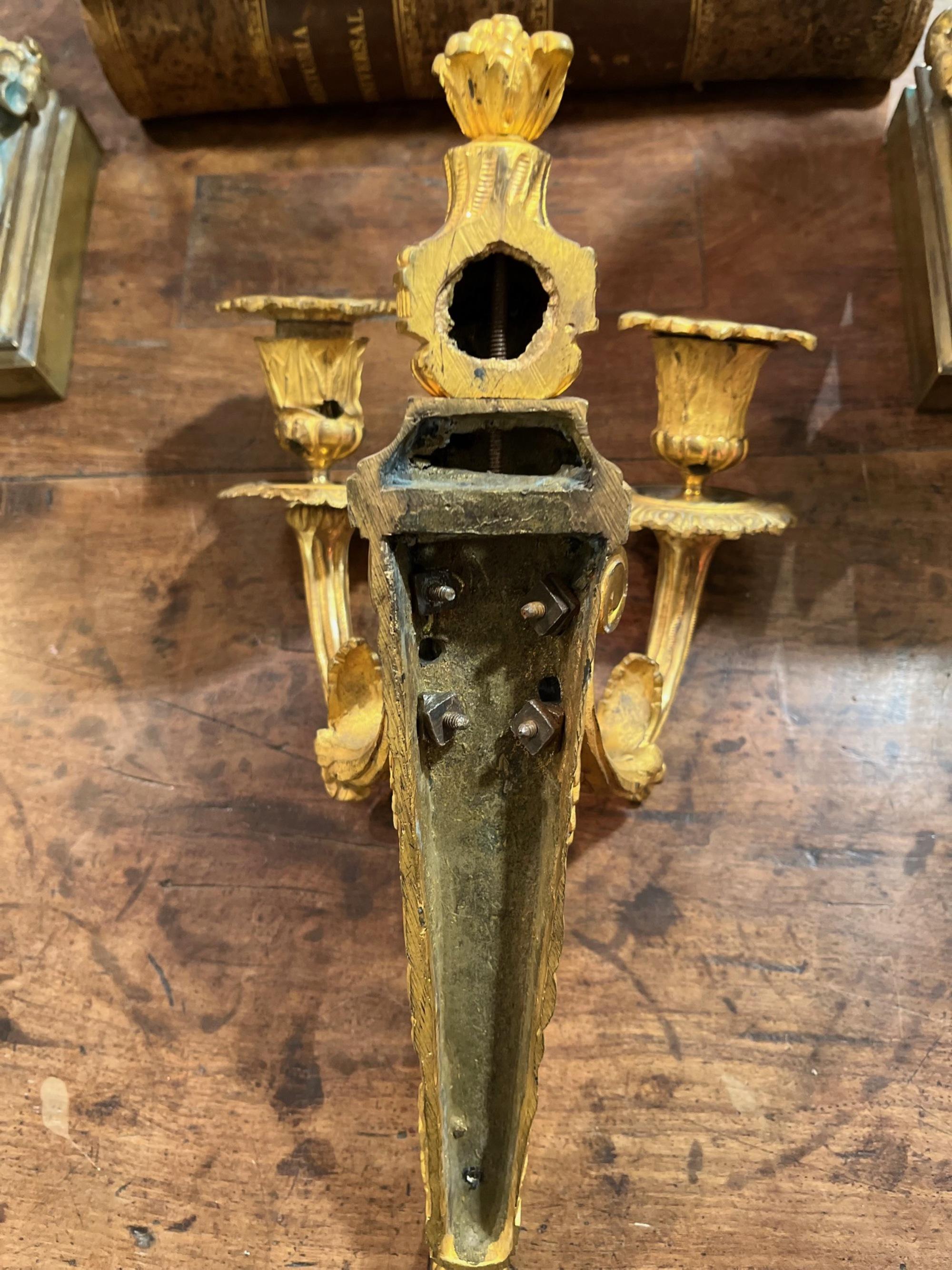 19. Jahrhundert Französisch vergoldete Bronze zwei-Kerze Wandleuchter Louis XVI Stil. im Angebot 3