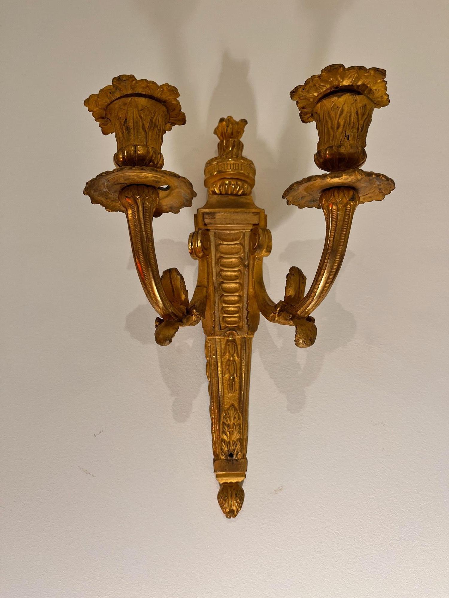19. Jahrhundert Französisch vergoldete Bronze zwei-Kerze Wandleuchter Louis XVI Stil. im Angebot 5