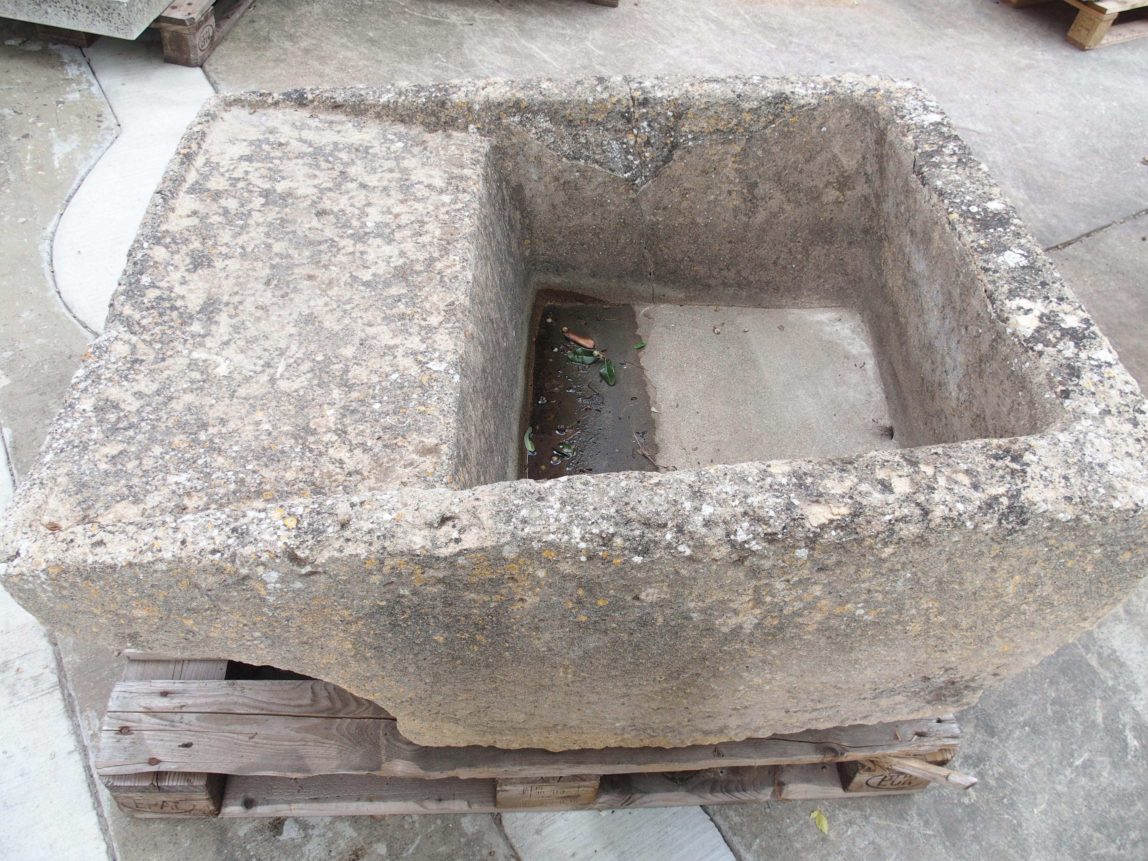 Sculpté à la main Lavoir à bloc en pierre calcaire du 19e siècle, Bourgogne, France en vente