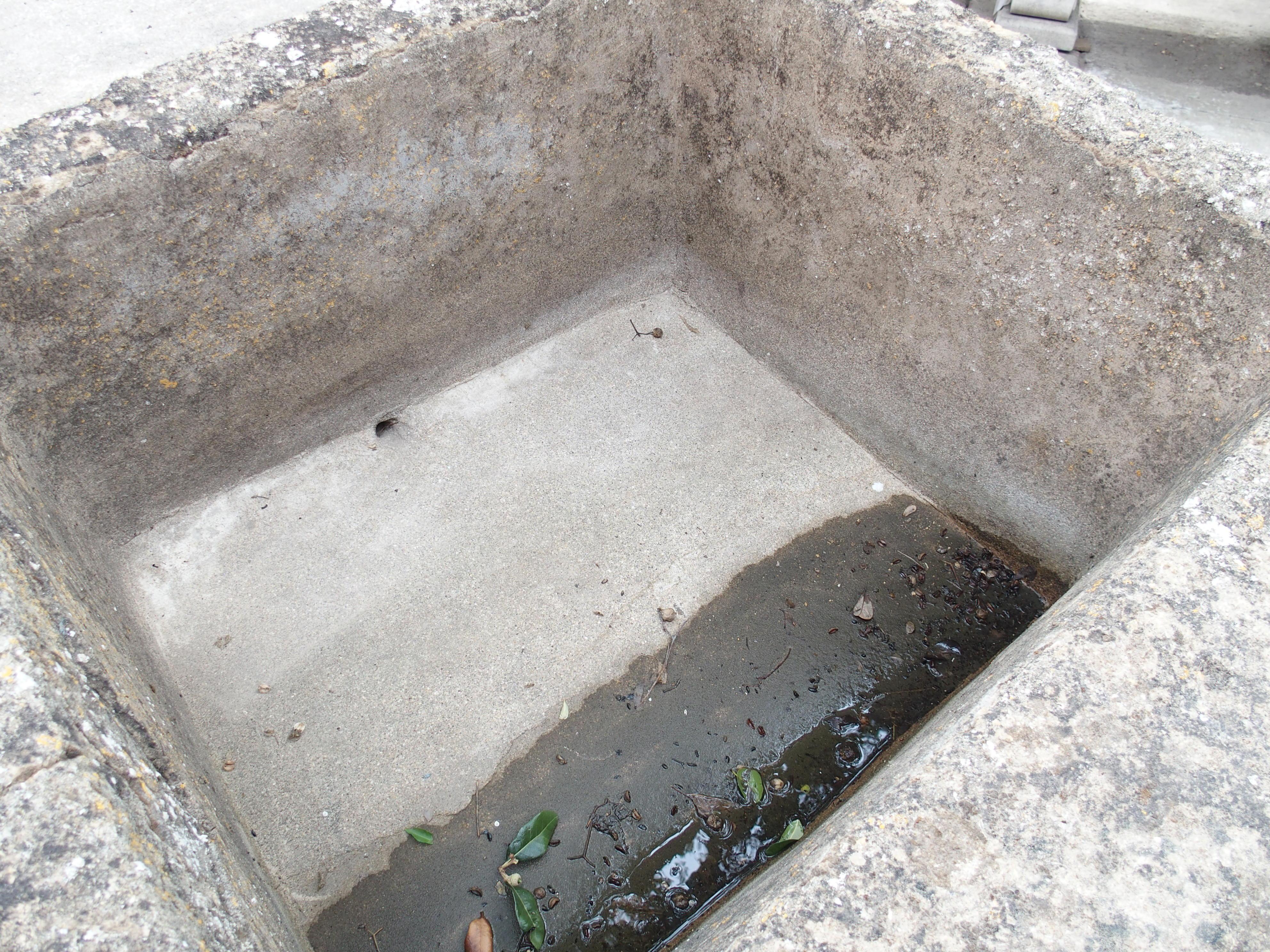 Lavoir à bloc en pierre calcaire du 19e siècle, Bourgogne, France en vente 1