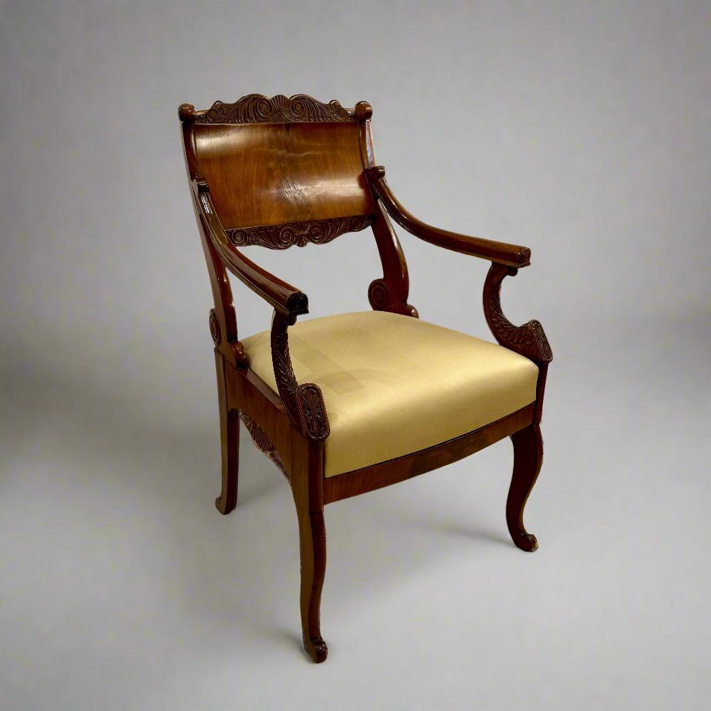 Un beau fauteuil néoclassique. Magnifique bois dur avec des détails sculptés.