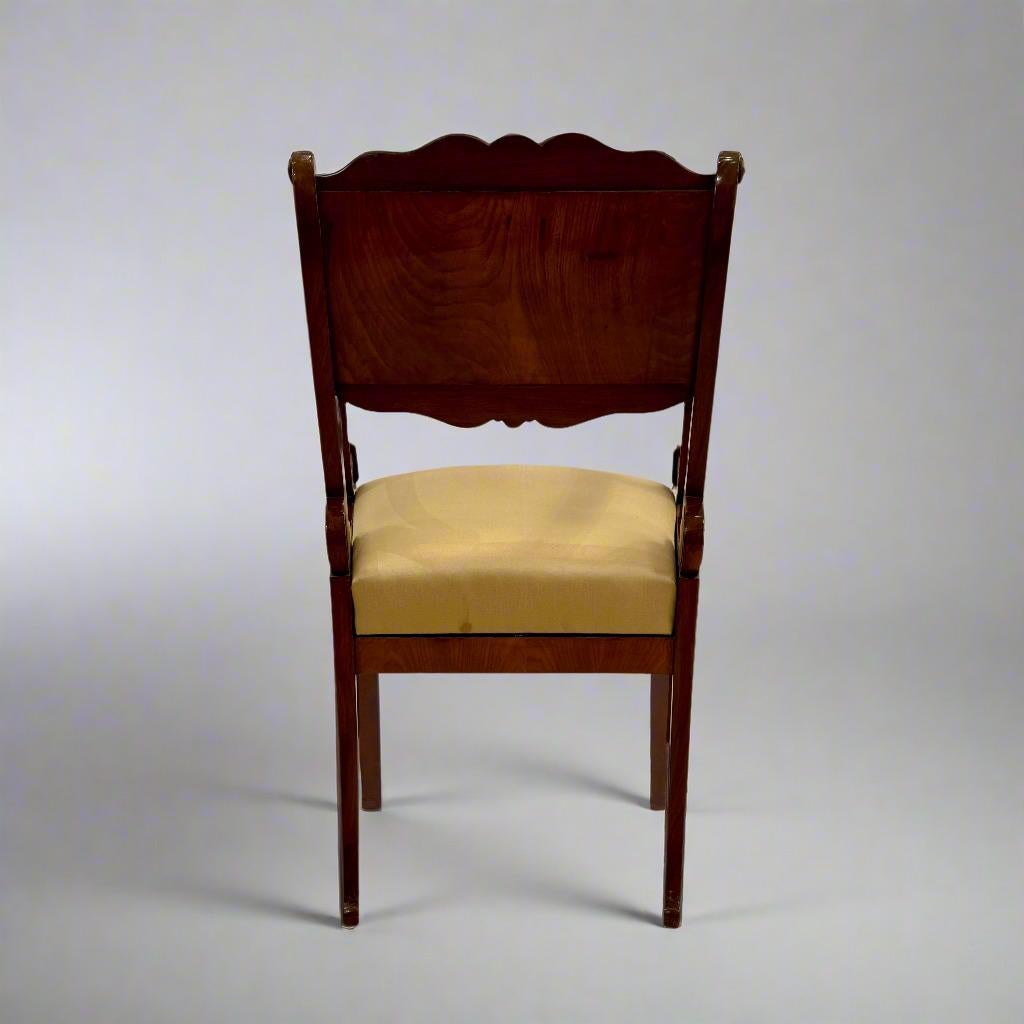 Fauteuil néoclassique simple du XIXe siècle, Russie Bon état - En vente à New York, NY
