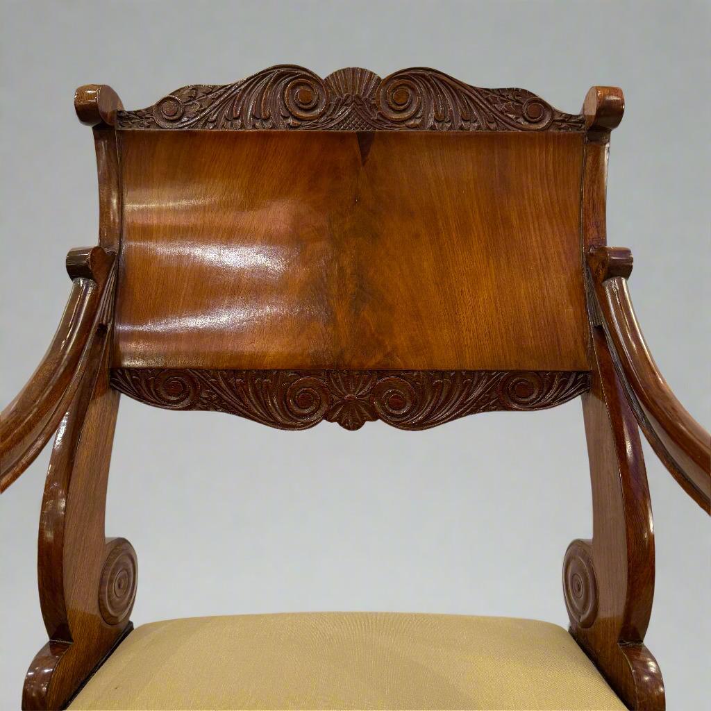Bois de feuillus Fauteuil néoclassique simple du XIXe siècle, Russie en vente