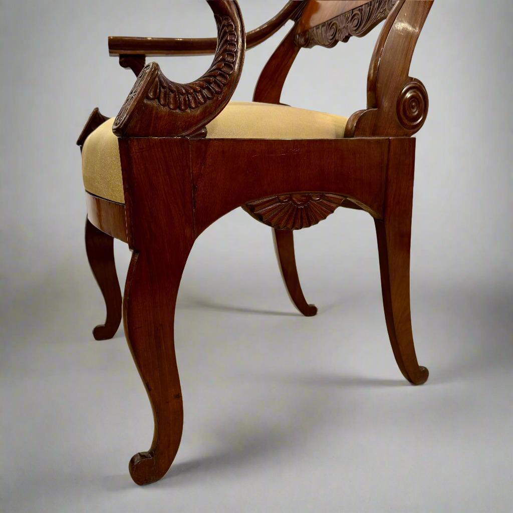 Fauteuil néoclassique simple du XIXe siècle, Russie en vente 3