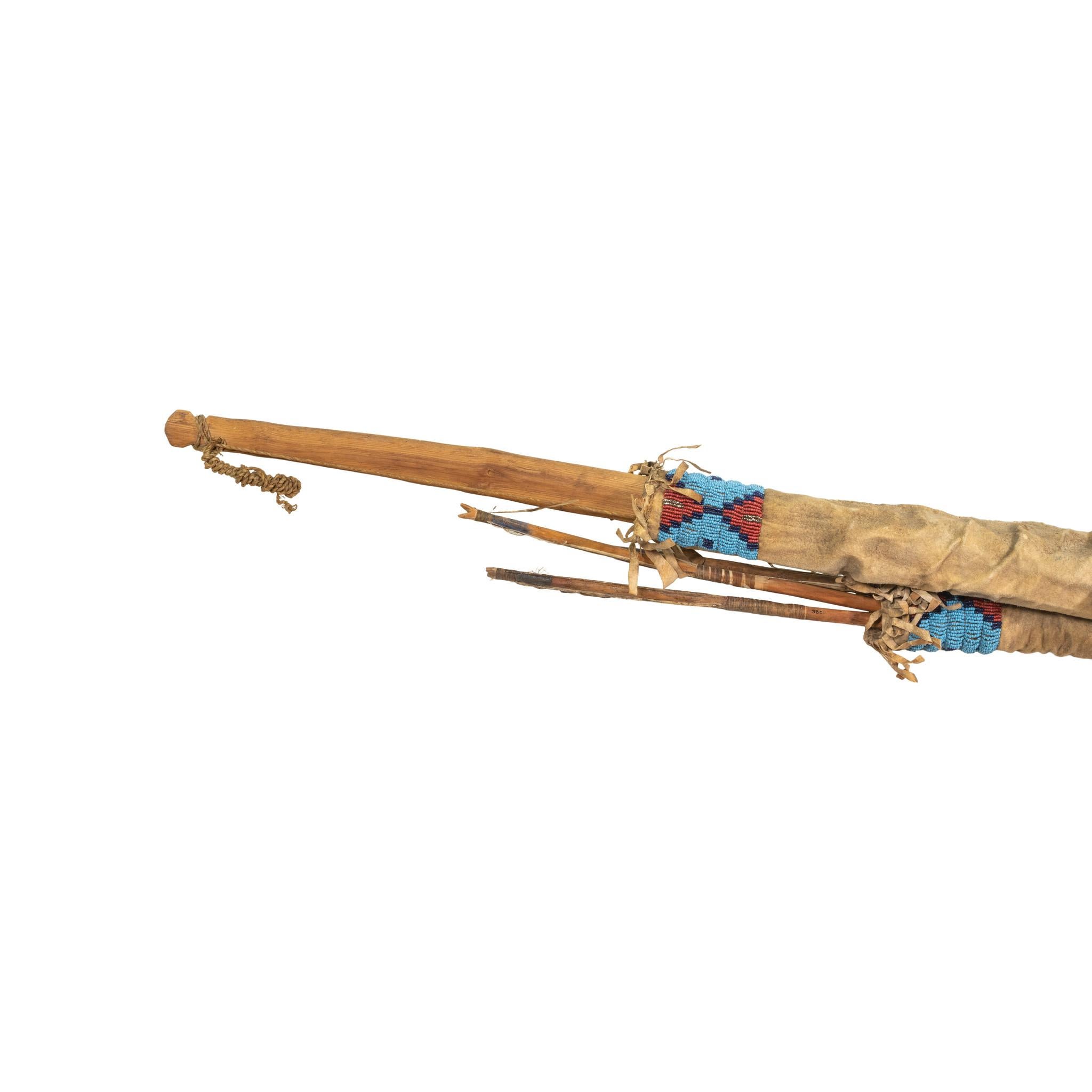 XIXe siècle Arc sioux du 19e siècle, flèches et étui à carquois en perles en vente