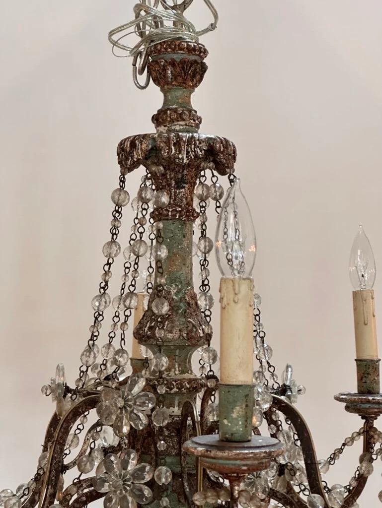 Sechsarmiger geschnitzter, polychromer und Kristall-Kronleuchter aus dem 19. Jahrhundert im Angebot 1