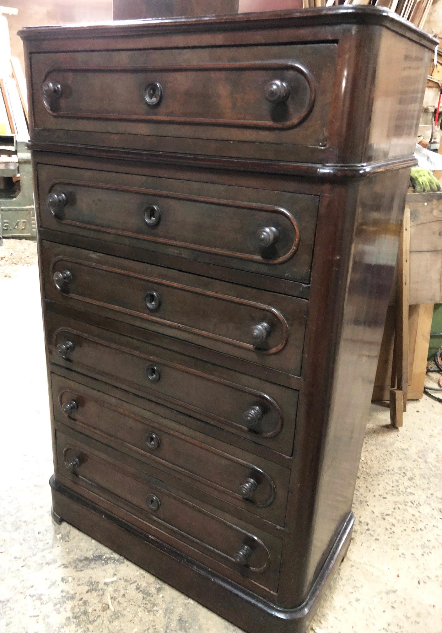 Six-drawer cabinet in walnut, original from Tuscany, Italy, drawers with handmade joints, wax finish.
The furniture has its antique patina, original knobs, very useful for office, bedroom and kitchen.
Excellent proportions.
The six keys are all