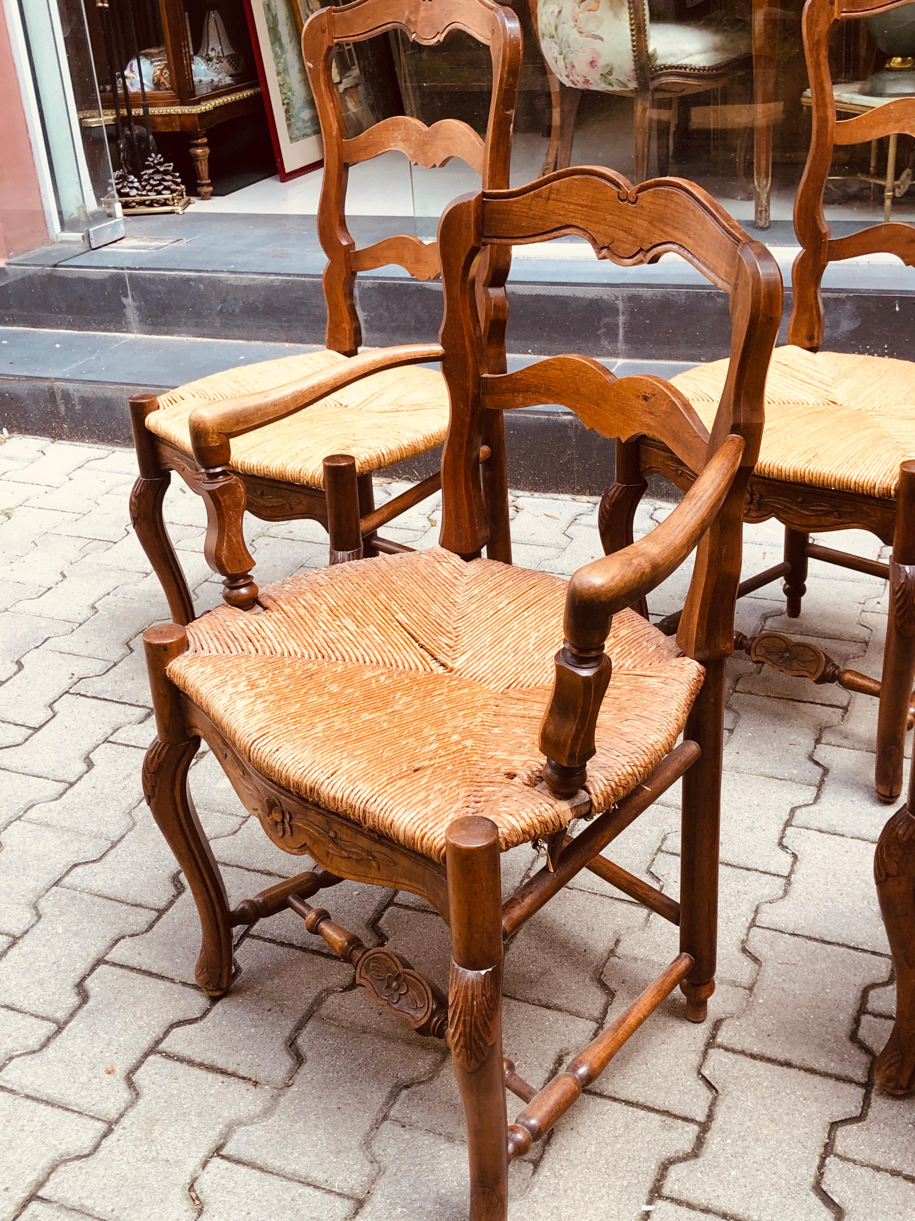 Six chaises de salle à manger françaises du 19ème siècle sculptées à la main de style provincial en vente 2
