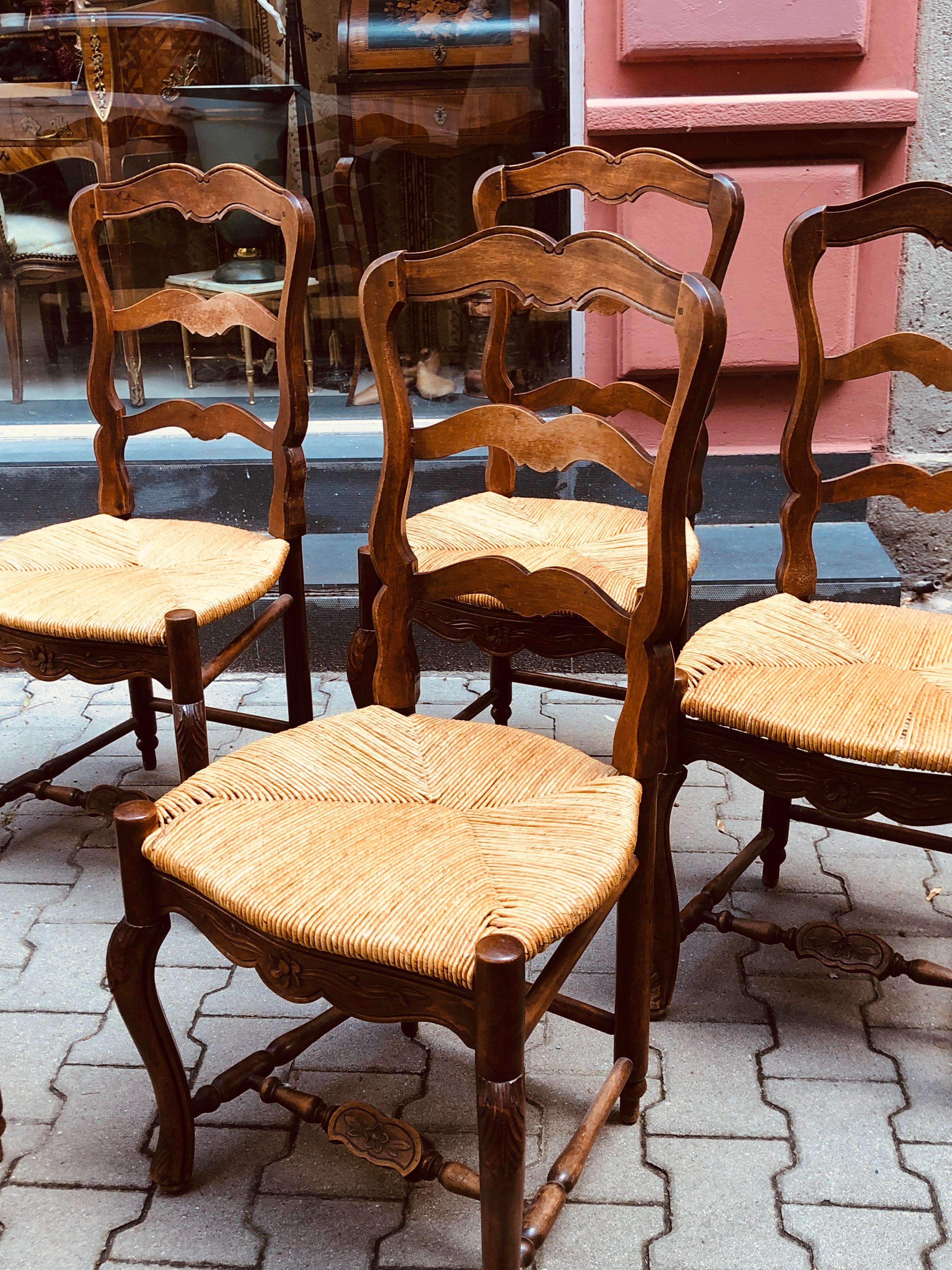 Six chaises de salle à manger françaises du 19ème siècle sculptées à la main de style provincial en vente 3