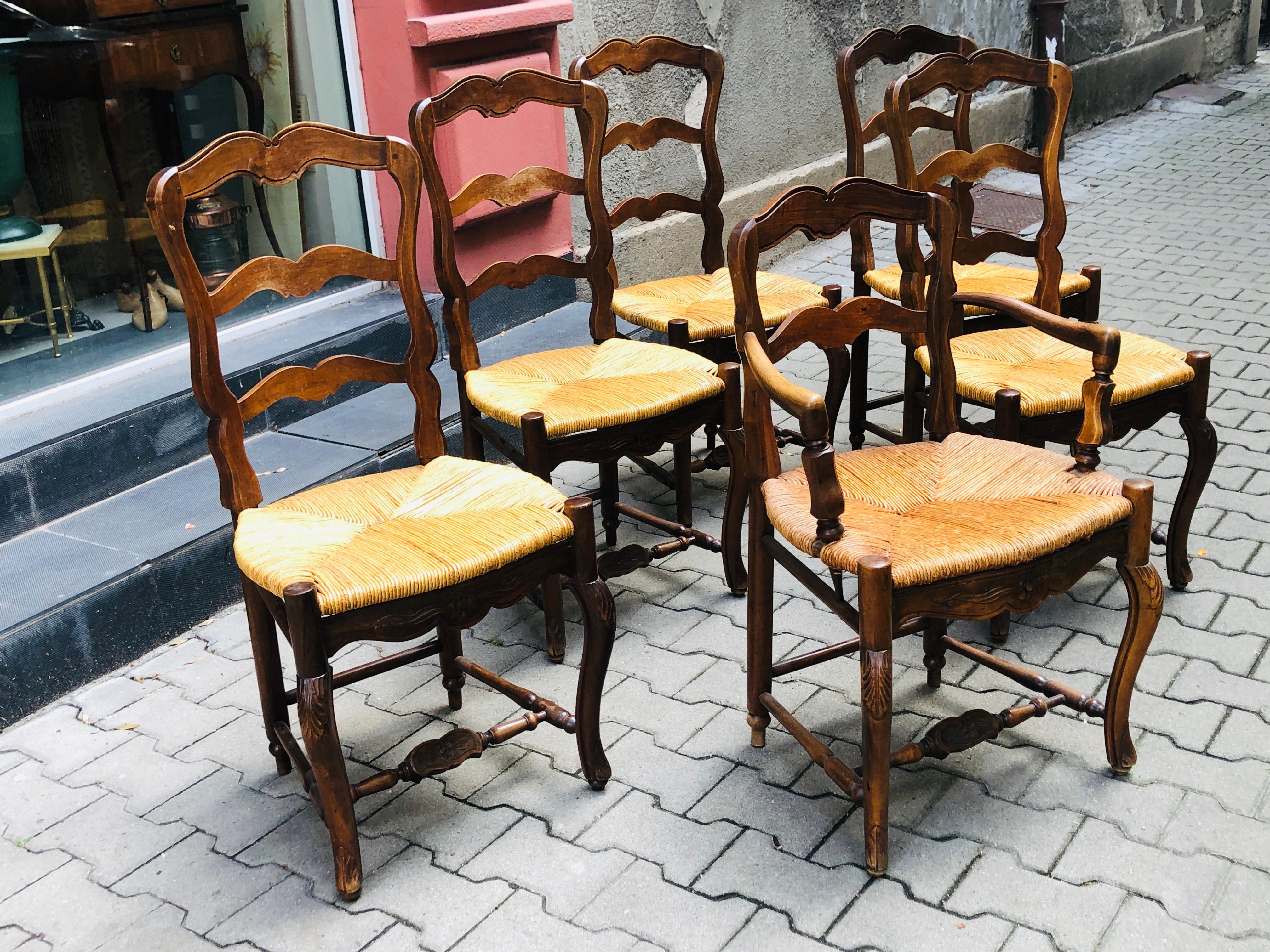 Six chaises de salle à manger françaises du 19ème siècle sculptées à la main de style provincial en vente 4