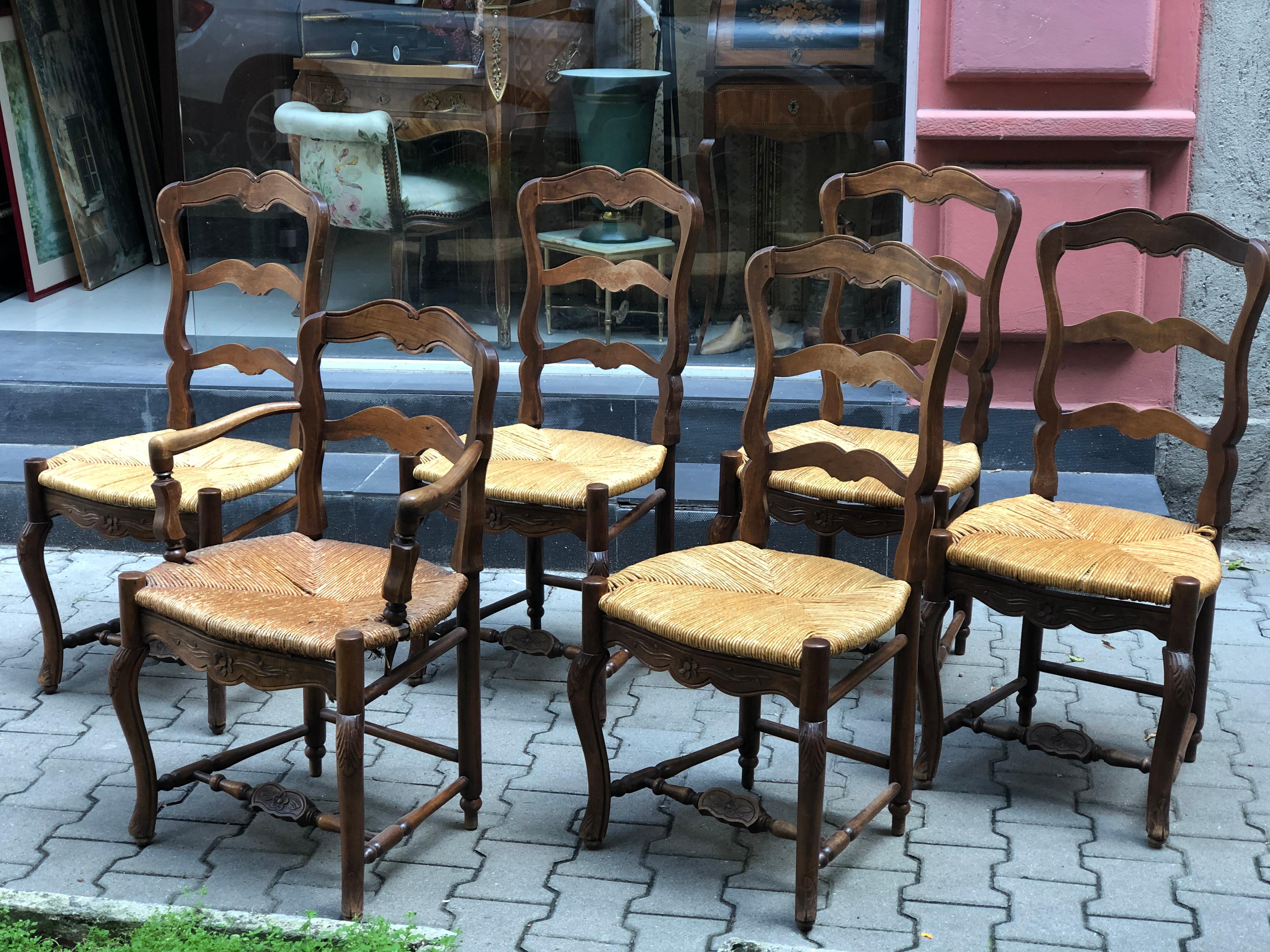 Six chaises de salle à manger du 19ème siècle. Cadre massif en noyer sculpté à la main avec des accents floraux et des sièges en jonc. Cinq chaises et un fauteuil avec dossier inférieur.
Tous en bon état. Pourrait être vendu séparément.