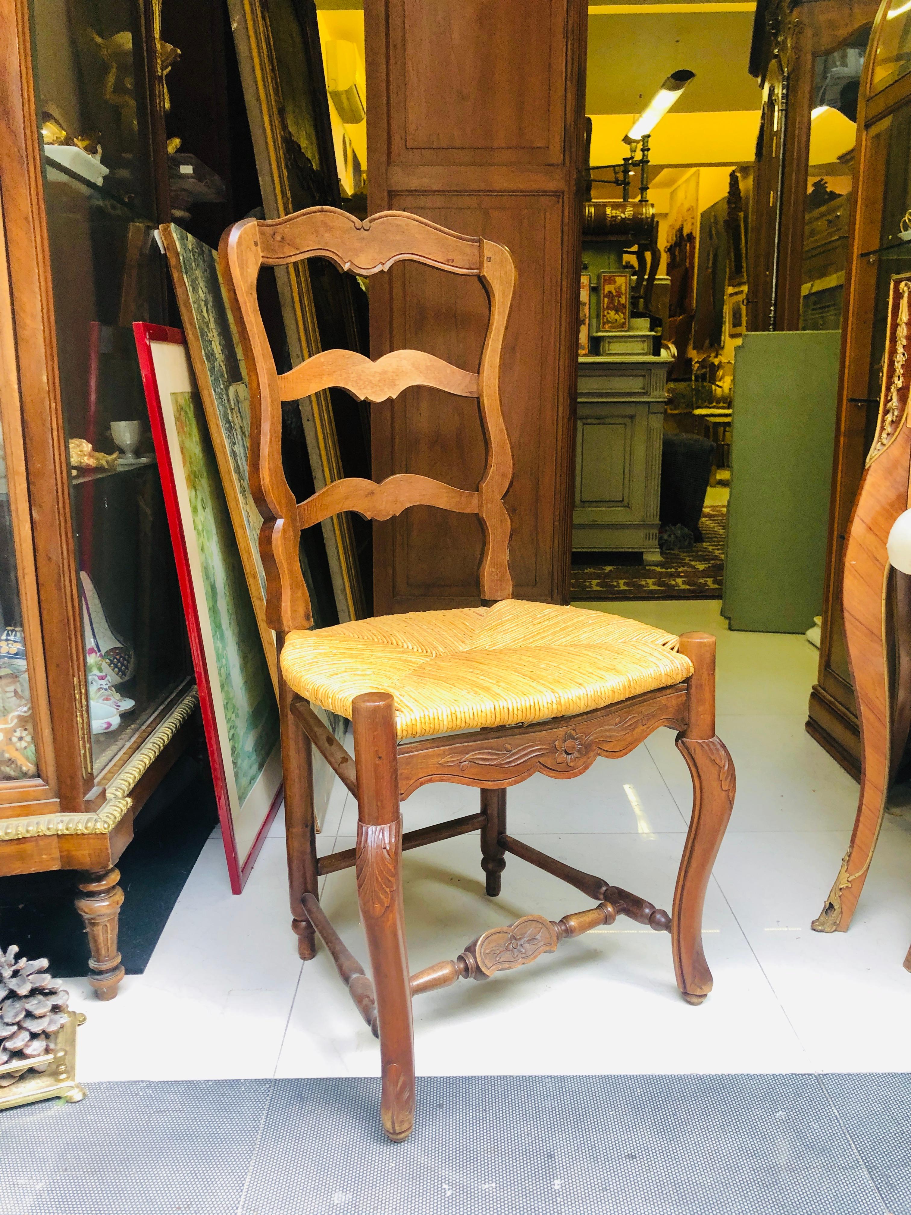 Six chaises de salle à manger françaises du 19ème siècle sculptées à la main de style provincial Bon état - En vente à Sofia, BG