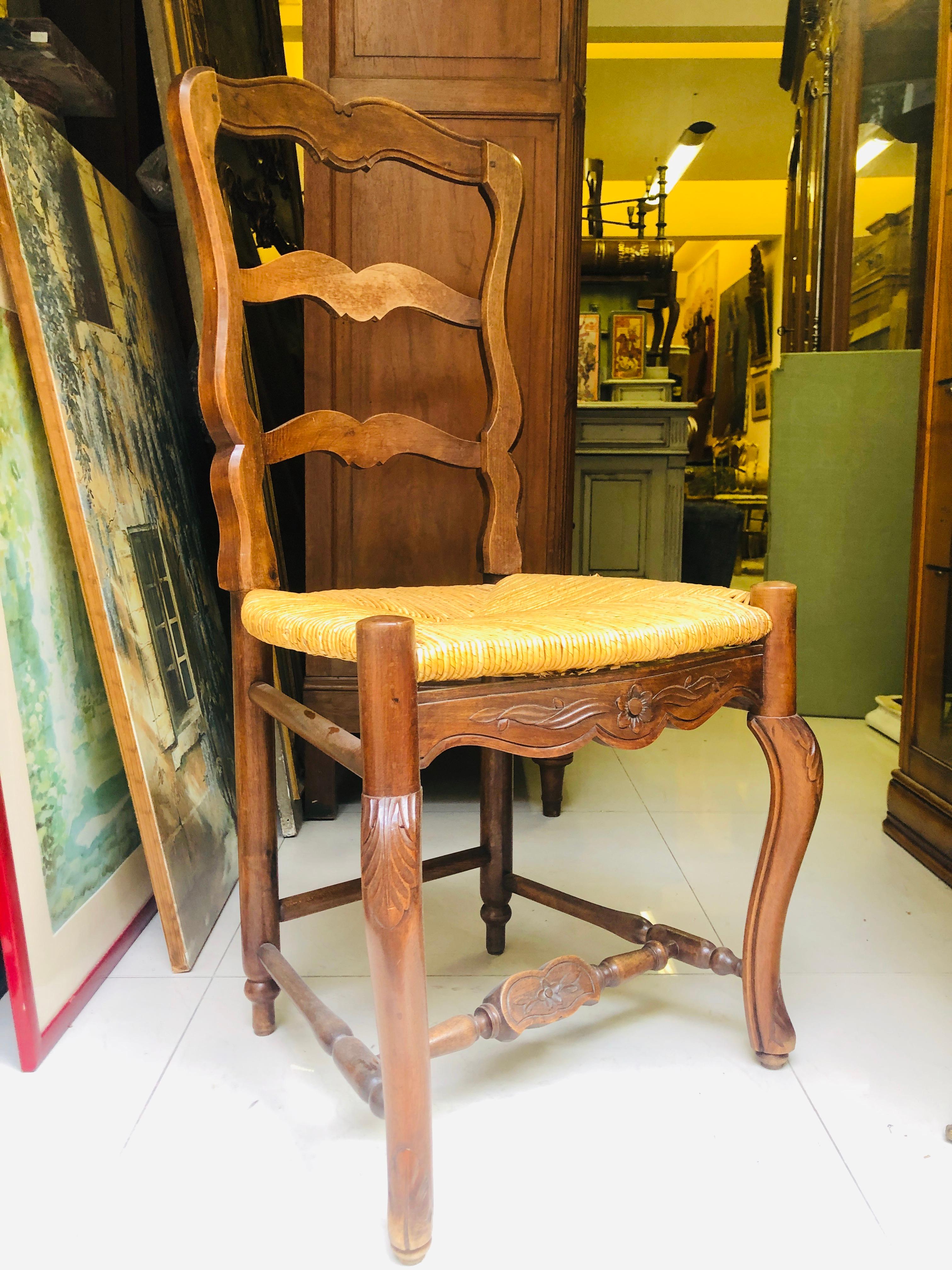 Jonc Six chaises de salle à manger françaises du 19ème siècle sculptées à la main de style provincial en vente