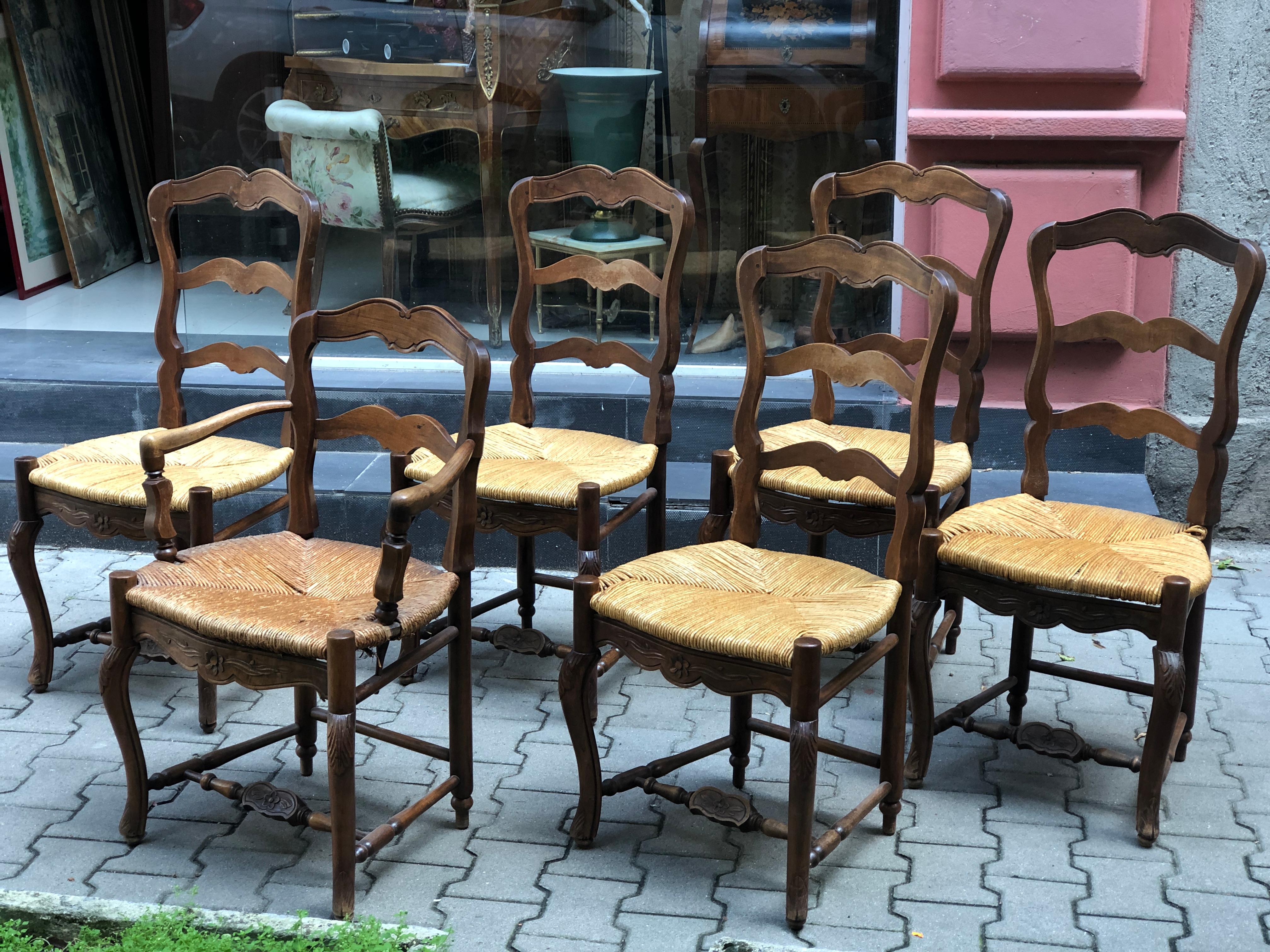 Six chaises de salle à manger françaises du 19ème siècle sculptées à la main de style provincial en vente 1