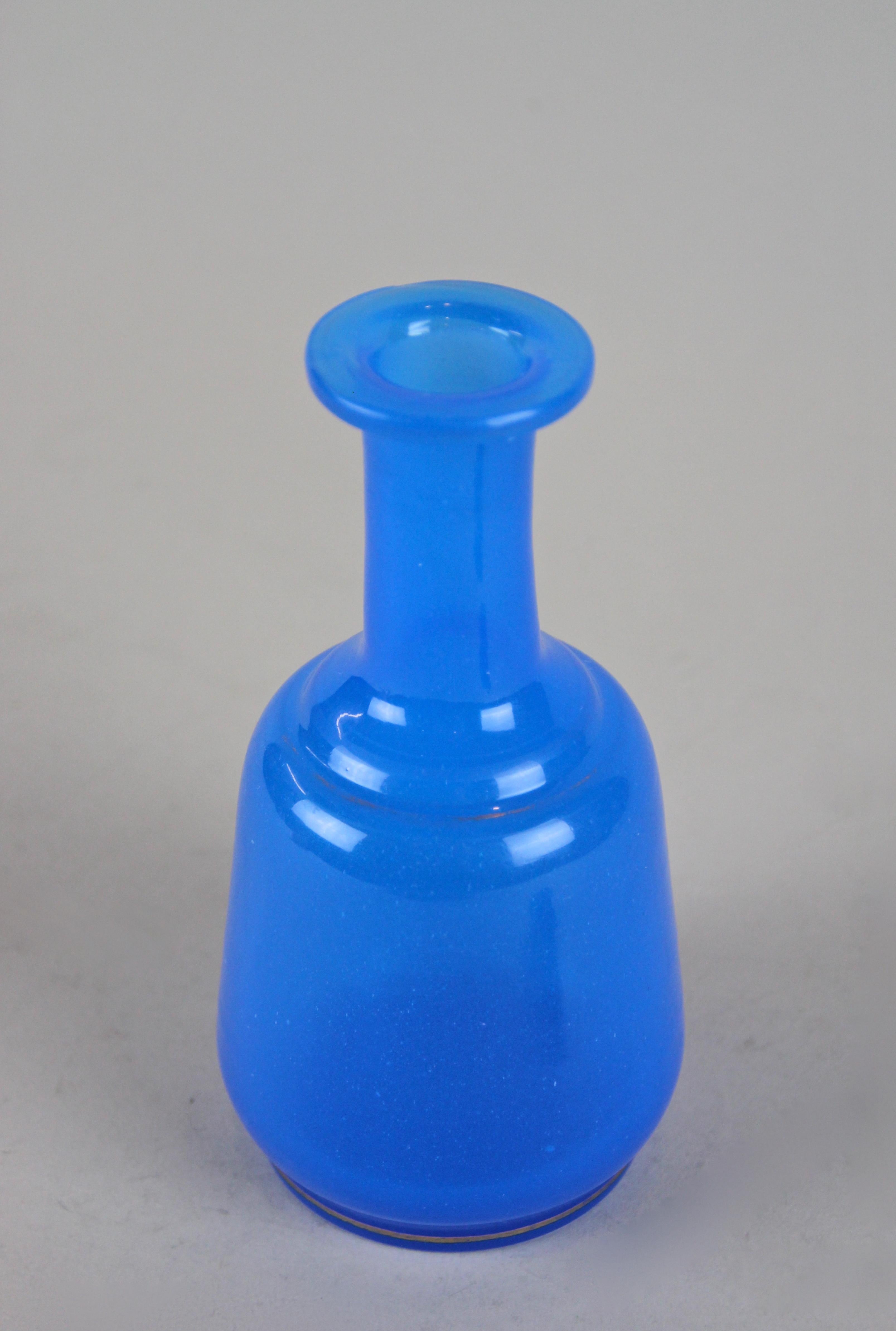19th Century Sky Blue Glass Bottle Biedermeier Mouth Blown, Austria, circa 1840 In Good Condition In Lichtenberg, AT