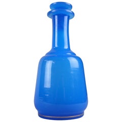 himmelblaue Glasflasche aus dem 19. Jahrhundert:: Biedermeier:: mundgeblasen:: Österreich:: um 1840