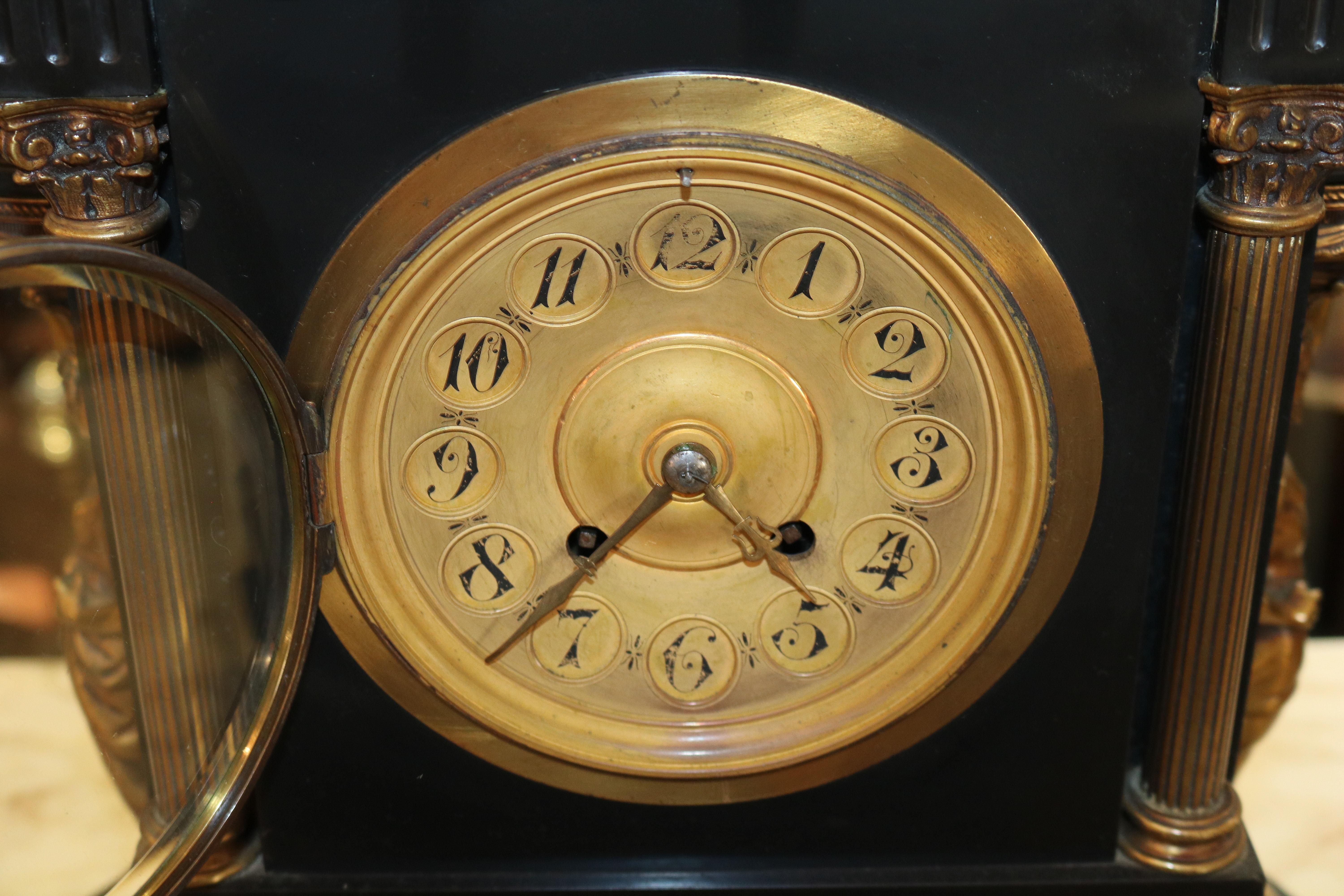 19. Jahrhundert Schiefer Neo Classical Garnitur Uhrensatz  Abmessungen: Uhr - 17