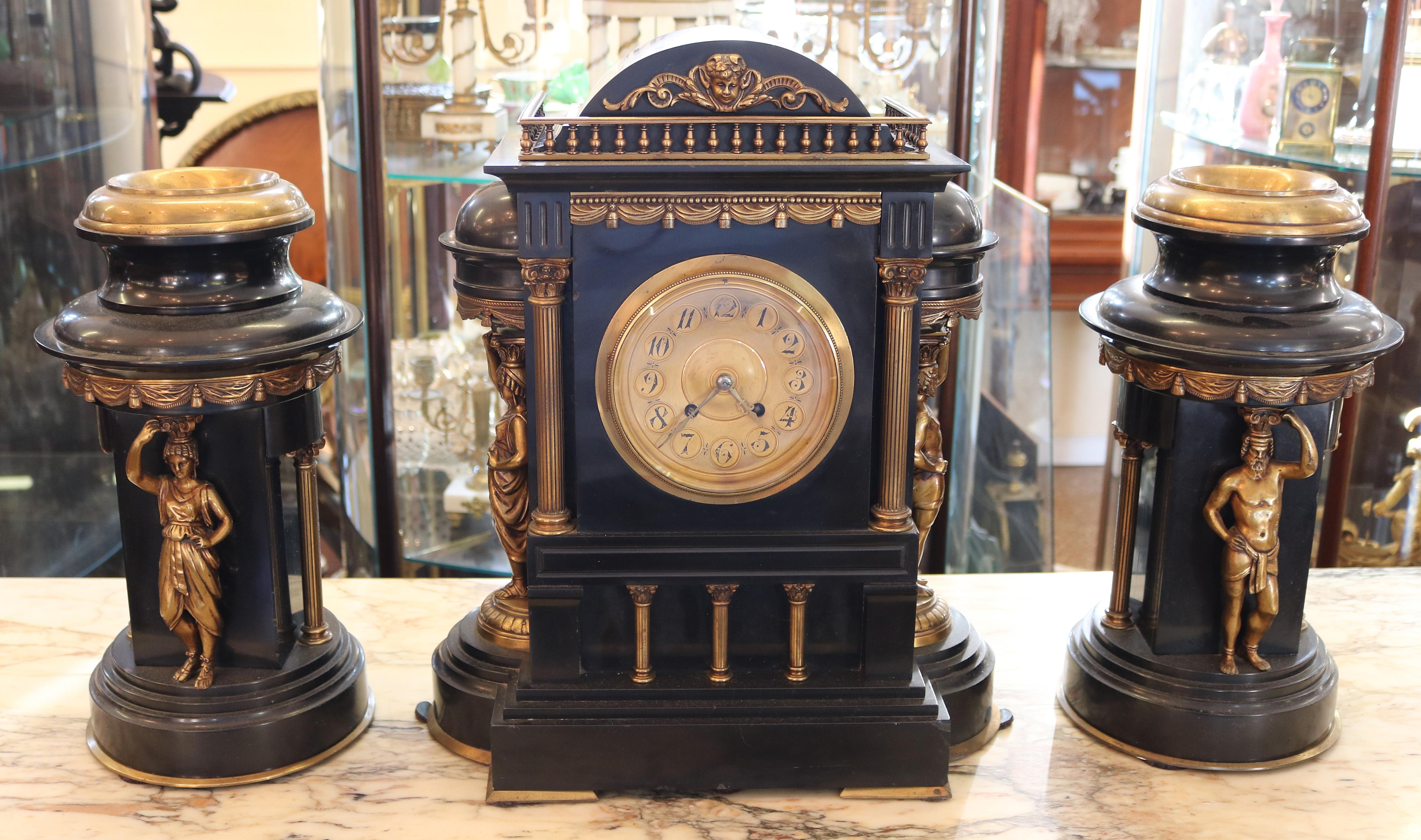 19. Jahrhundert Schiefer Neo Classical Garnitur Uhrensatz

Abmessungen: Uhr - 17
