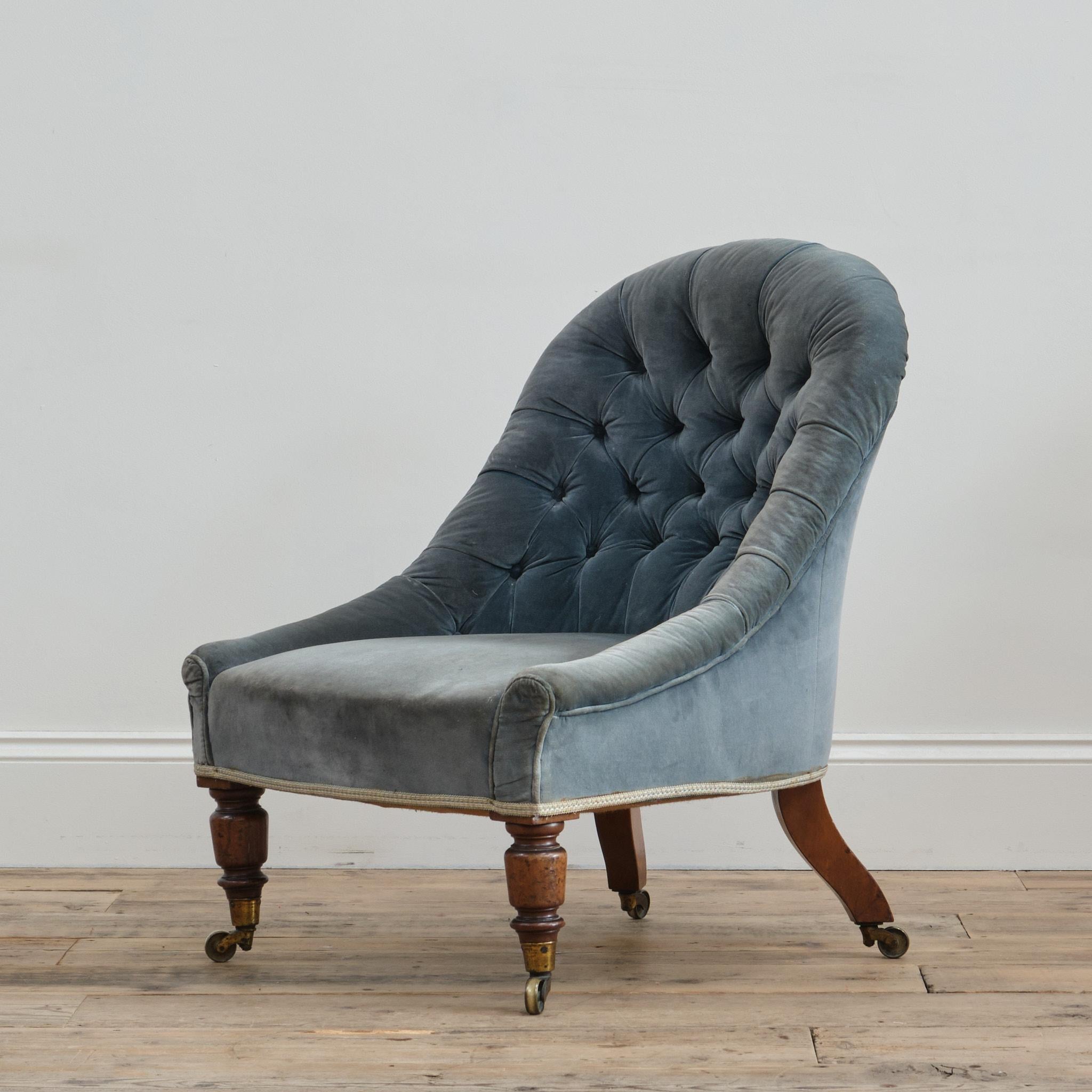 Une chaise pantoufle du milieu du 19e siècle bien dessinée à la manière de Gillows. Elle repose sur des pieds avant tournés et des pieds arrière évasés, tous munis de roulettes en laiton d'origine. c1850

Structurellement en bon état et conservant